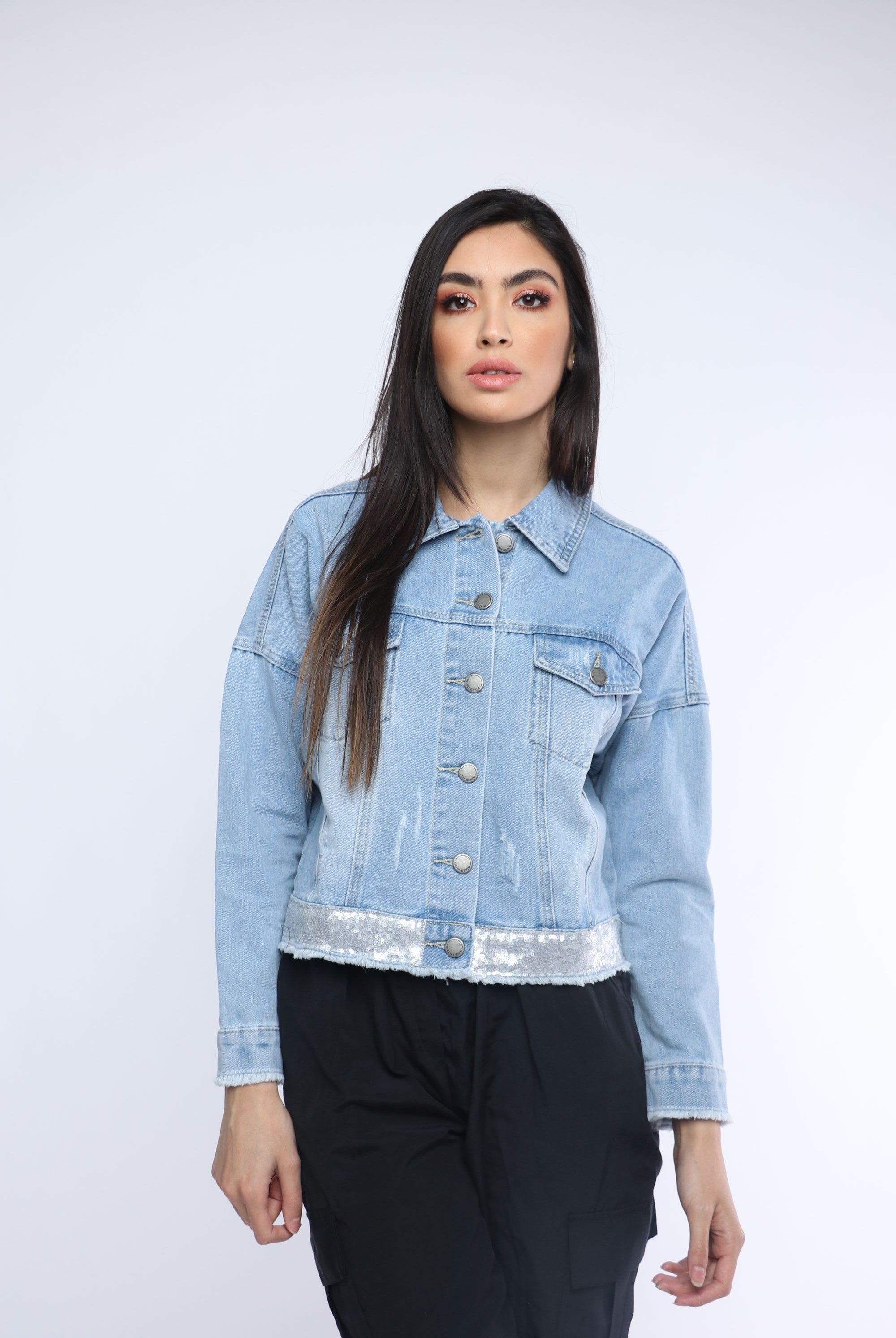 نتشي سترة بأزرار أمامية وجيوب بأكمام طويلة