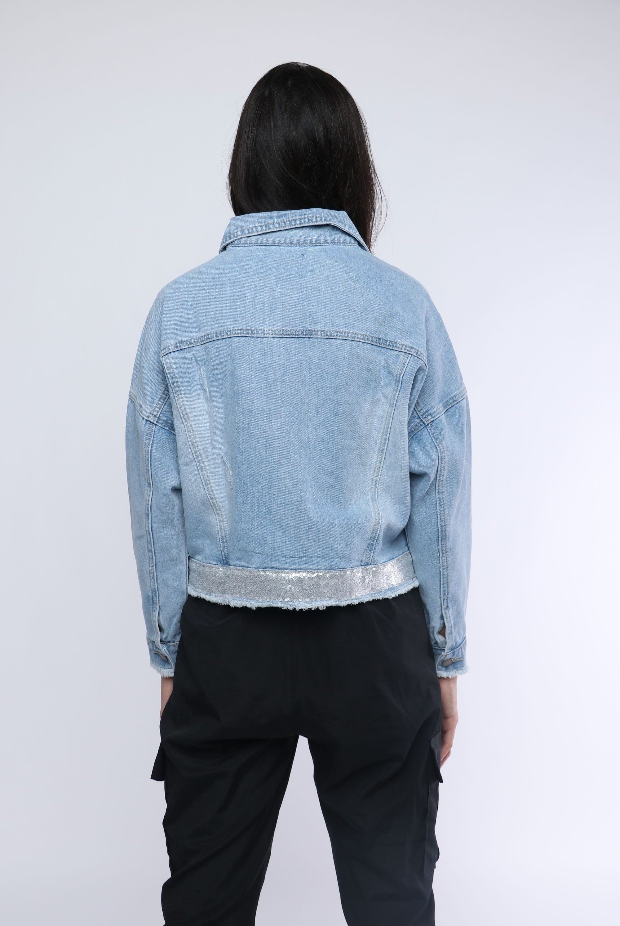 نتشي سترة بأزرار أمامية وجيوب بأكمام طويلة