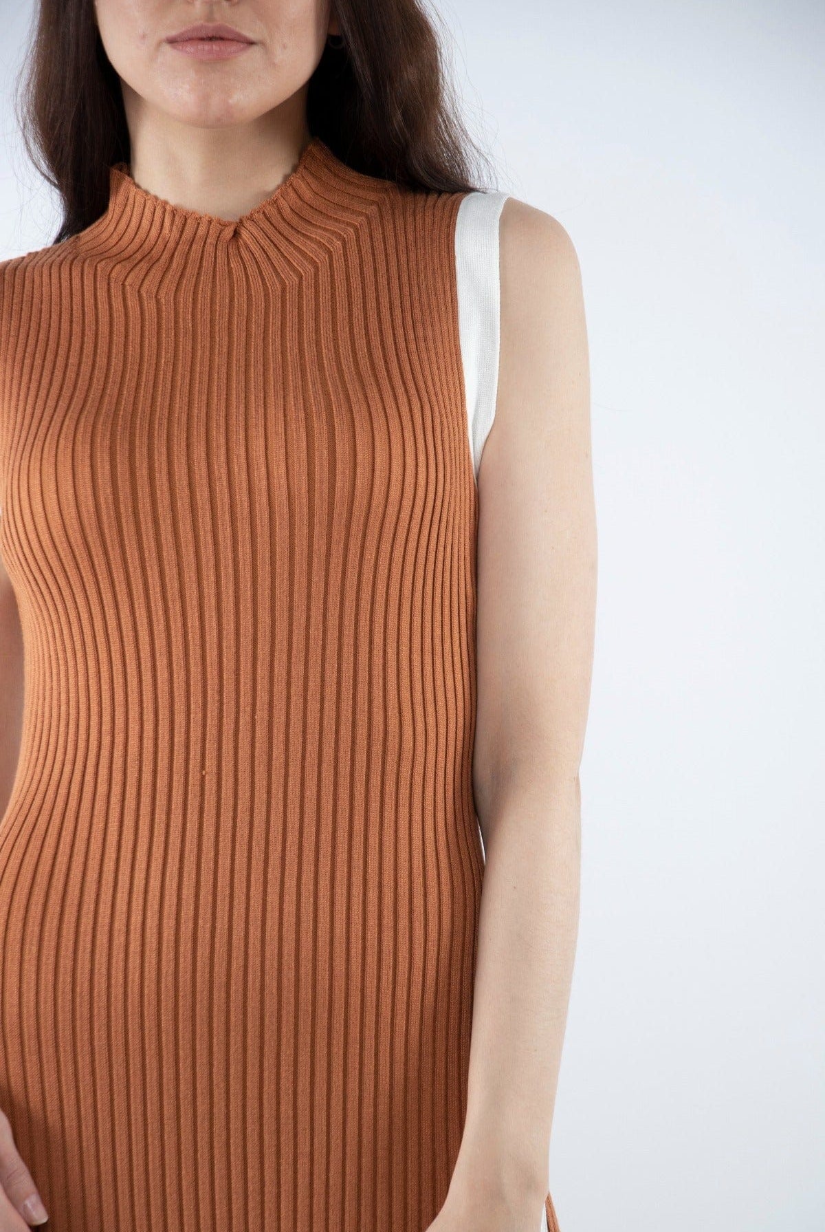 نتشي فستان ميدي ضيق من نسيج متماسك بدون أكمام