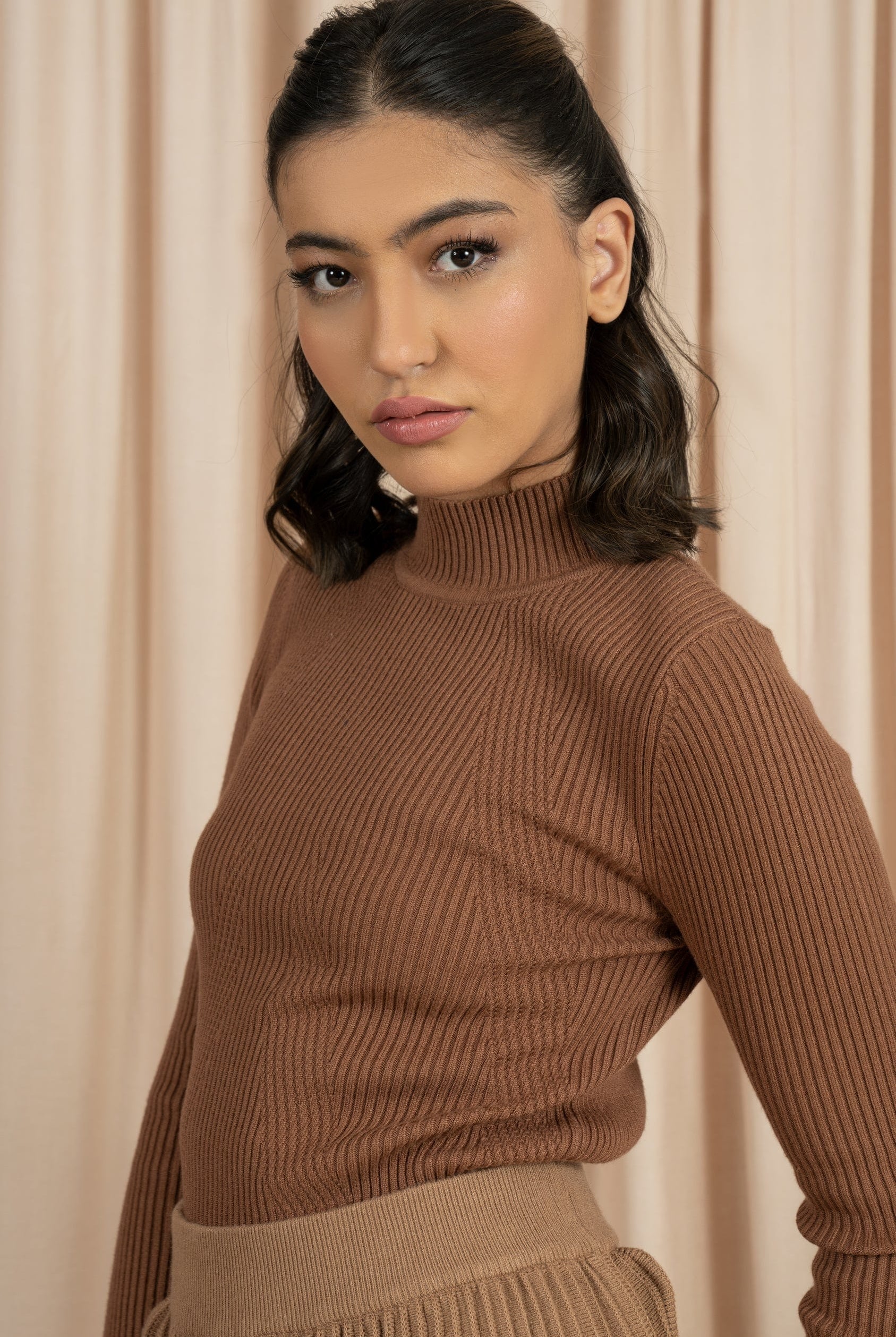 نتشي بلوزة ضيقه نسائية بأكمام و رقبة طويله