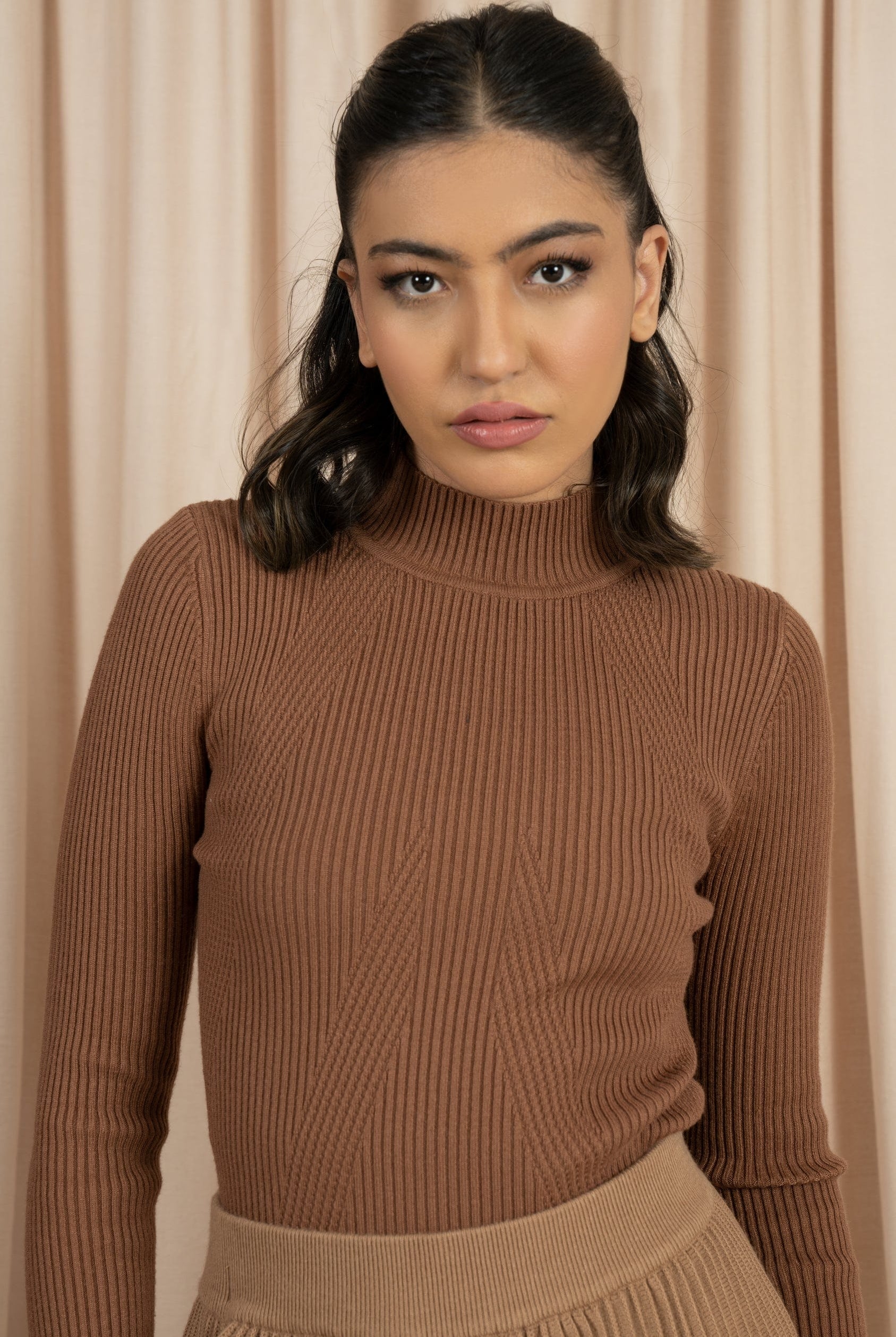 نتشي بلوزة ضيقه نسائية بأكمام و رقبة طويله