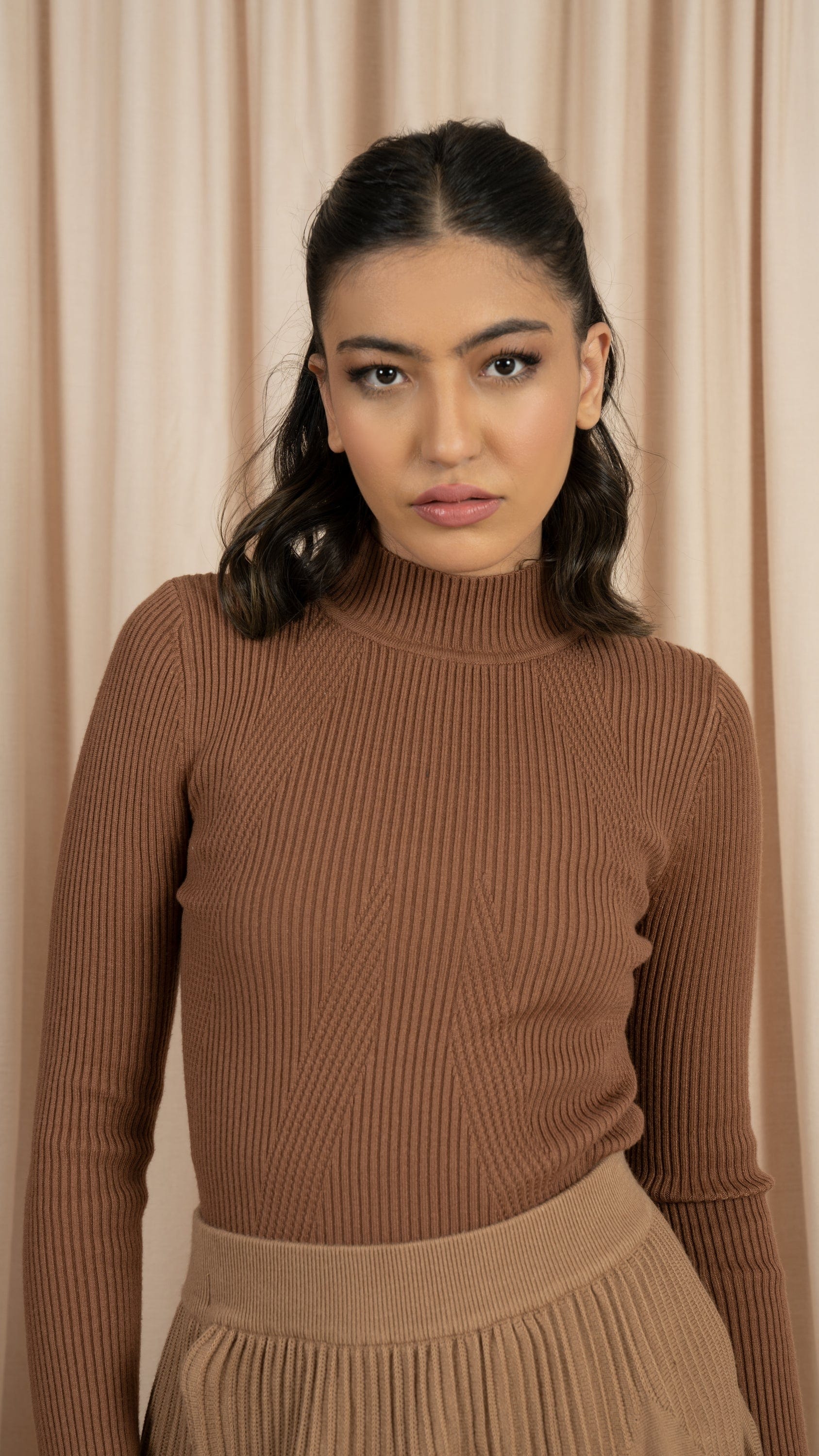 نتشي بلوزة ضيقه نسائية بأكمام و رقبة طويله