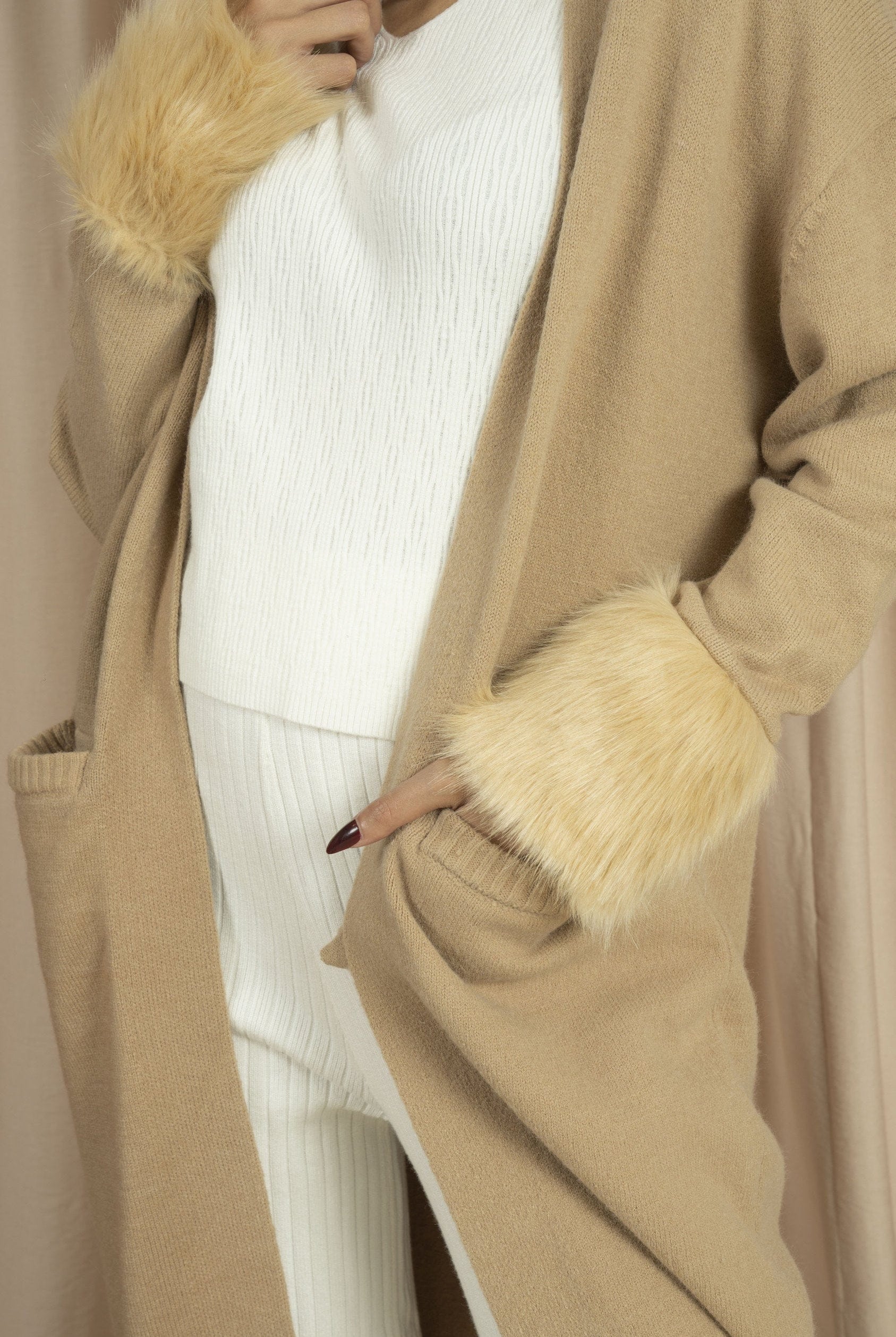 نتشي كارديجان نسائي طويل بكم فرو