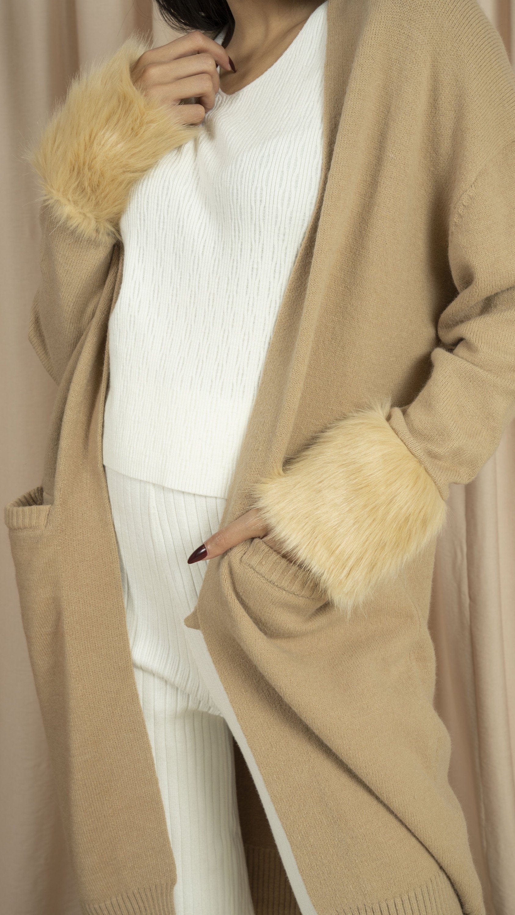 نتشي كارديجان نسائي طويل بكم فرو