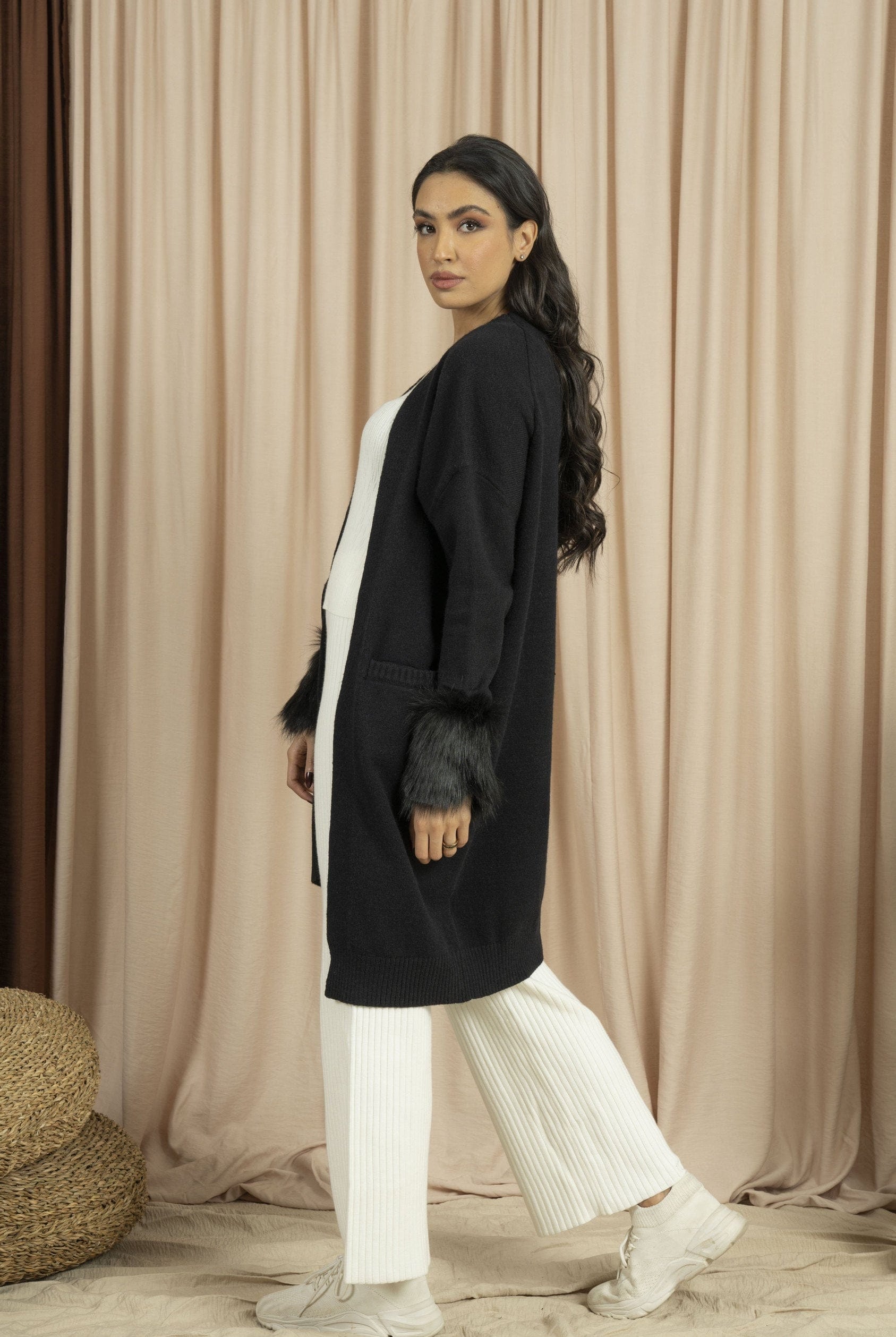 نتشي كارديجان نسائي طويل بكم فرو