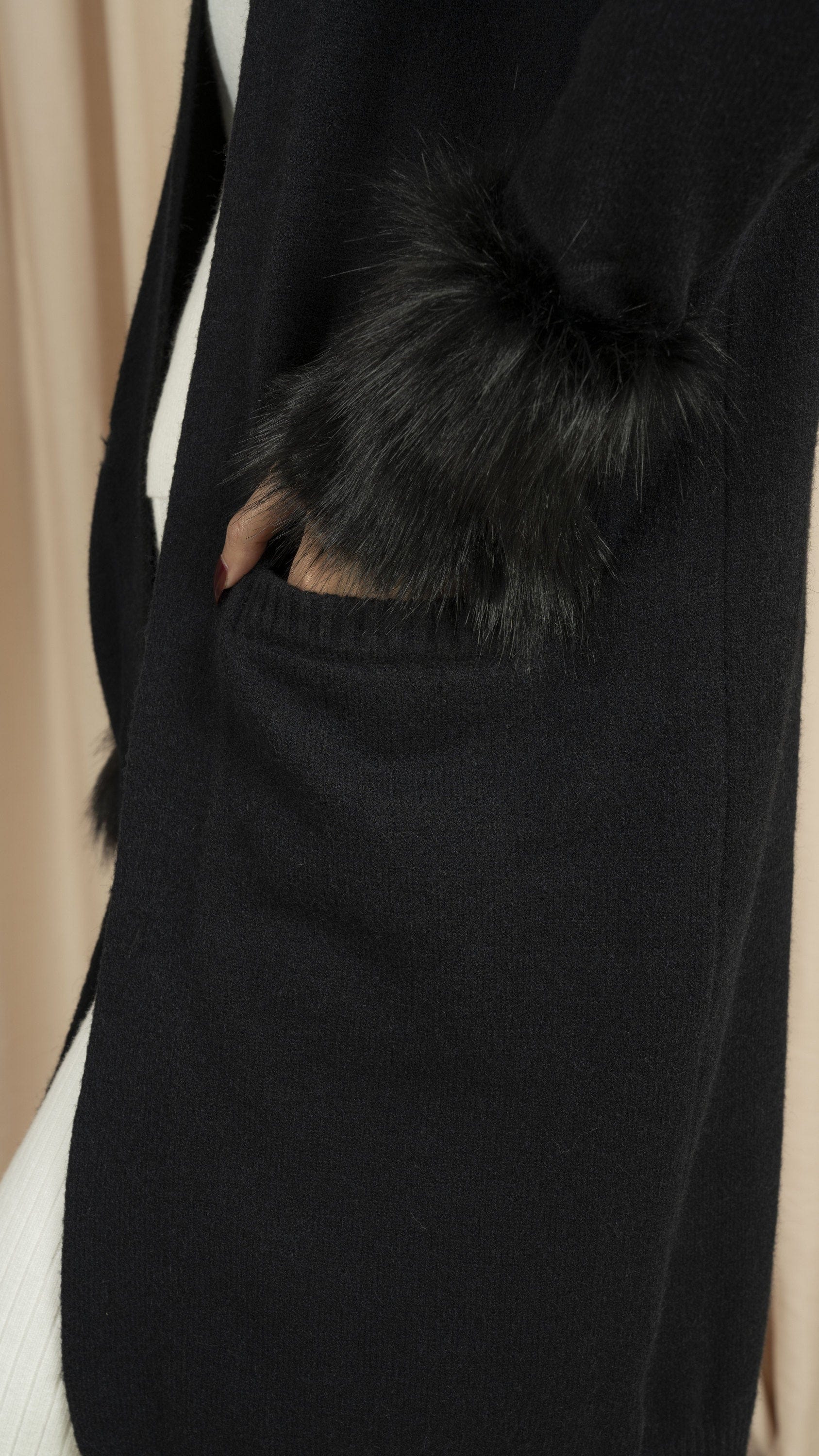 نتشي كارديجان نسائي طويل بكم فرو