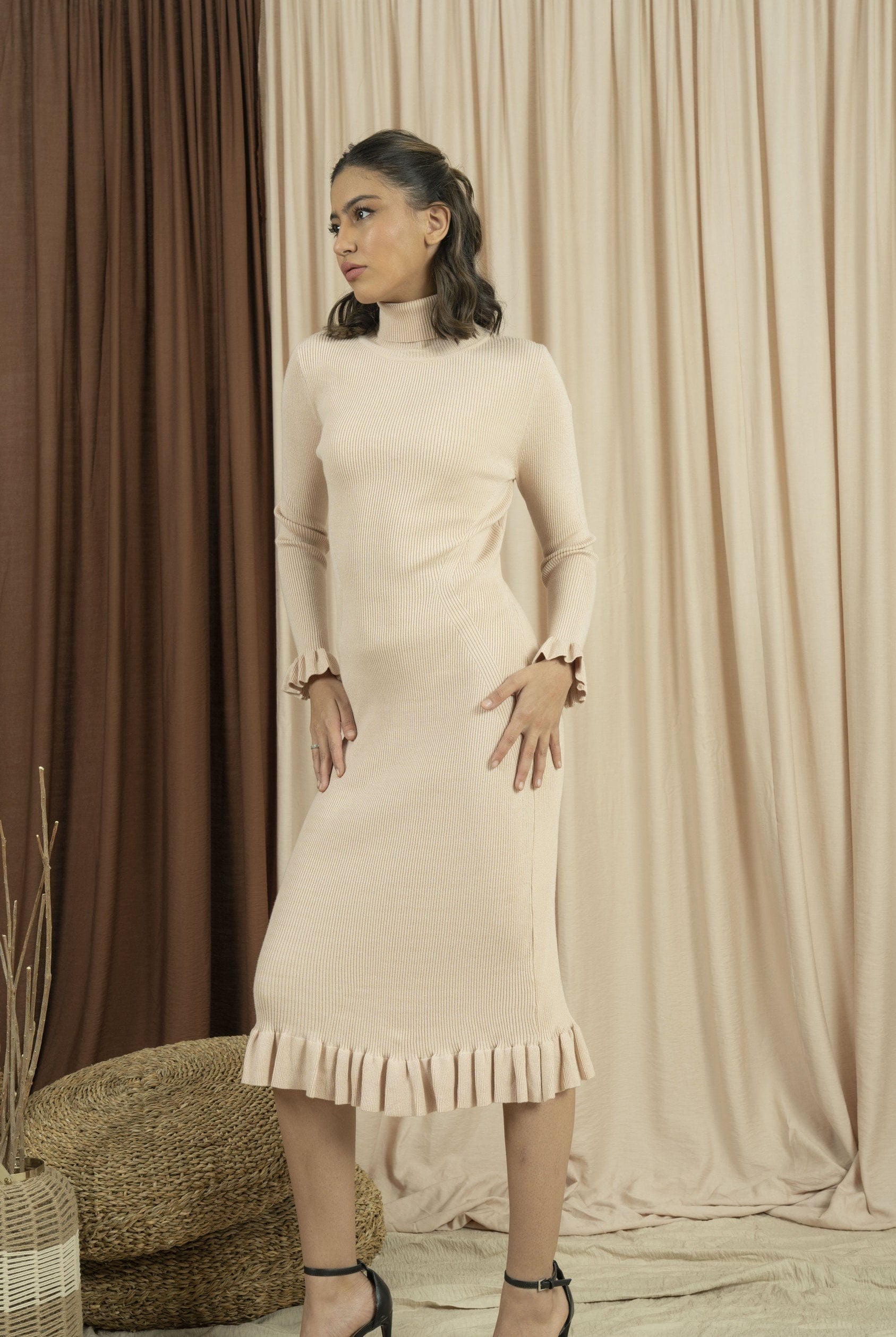 نتشي فستان قصير نسائي منسوج برقبة عالية