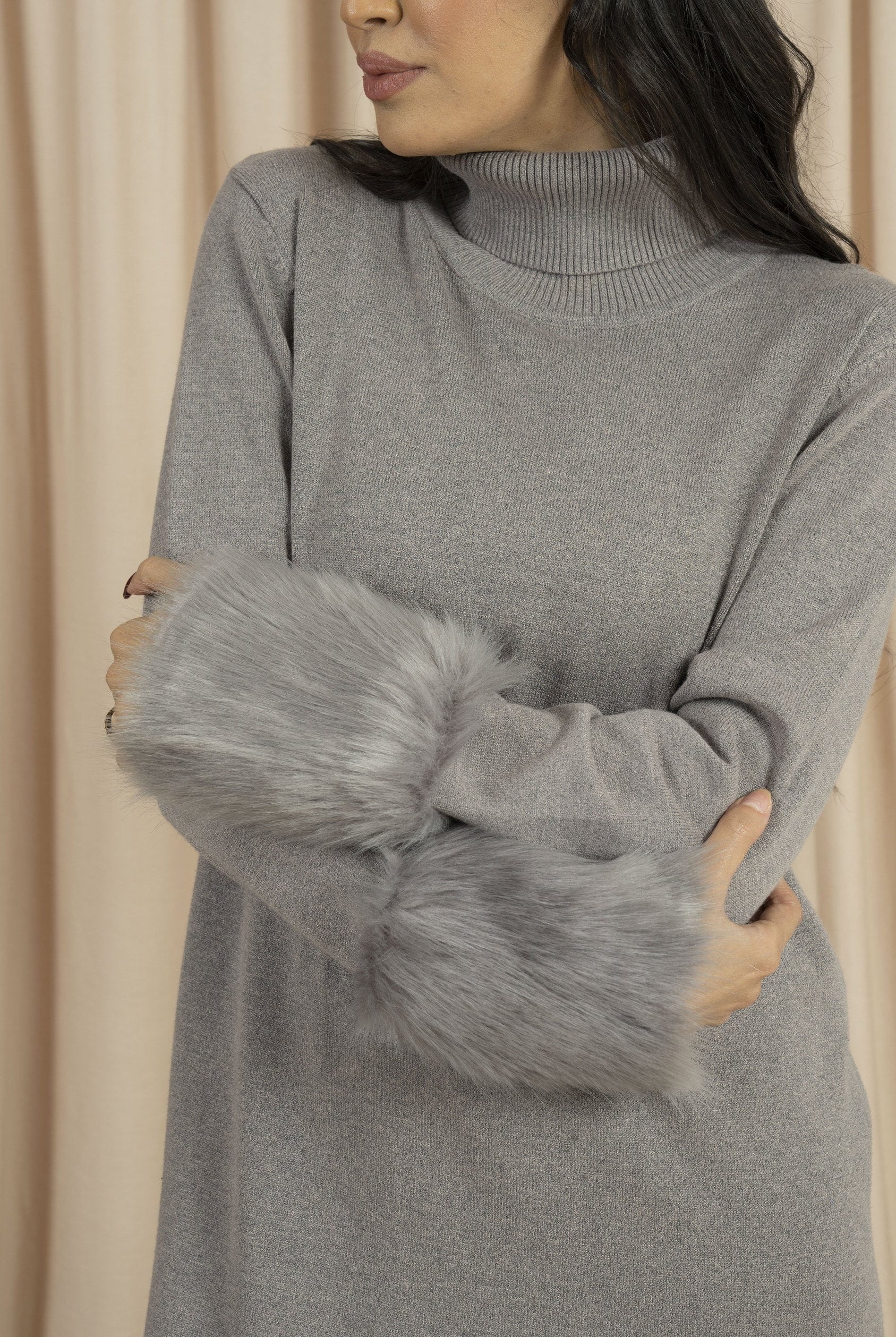 نتشي فستان ميدي بأكمام طويلة مزينة بفرو