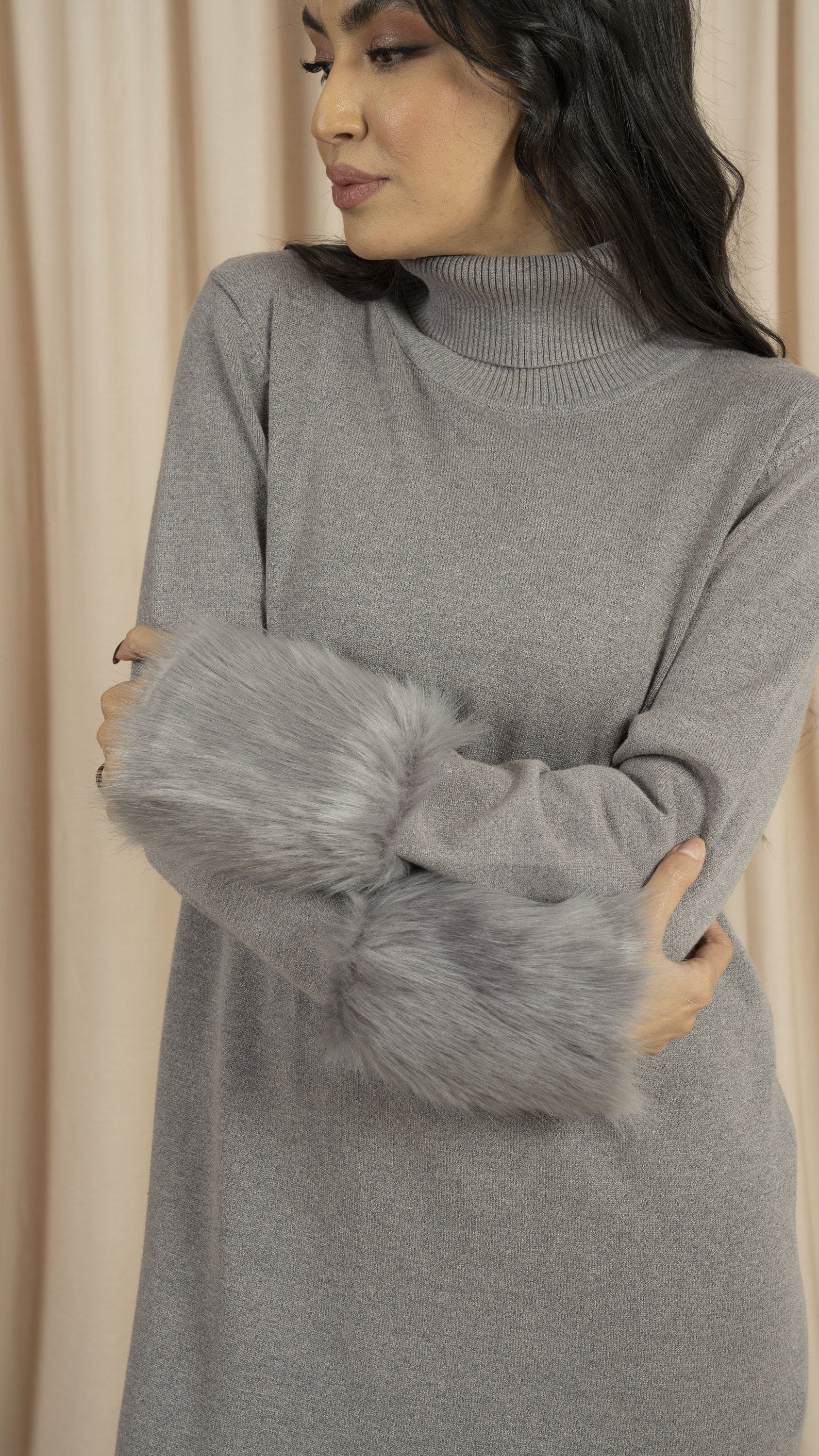 نتشي فستان ميدي بأكمام طويلة مزينة بفرو