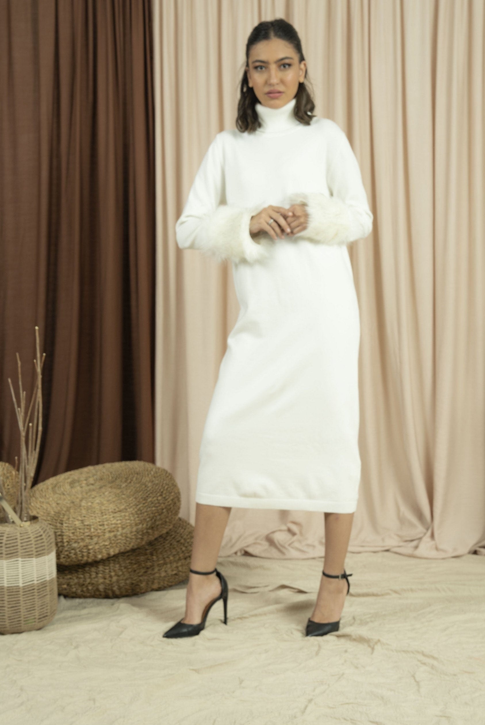 نتشي فستان ميدي بأكمام طويلة مزينة بفرو