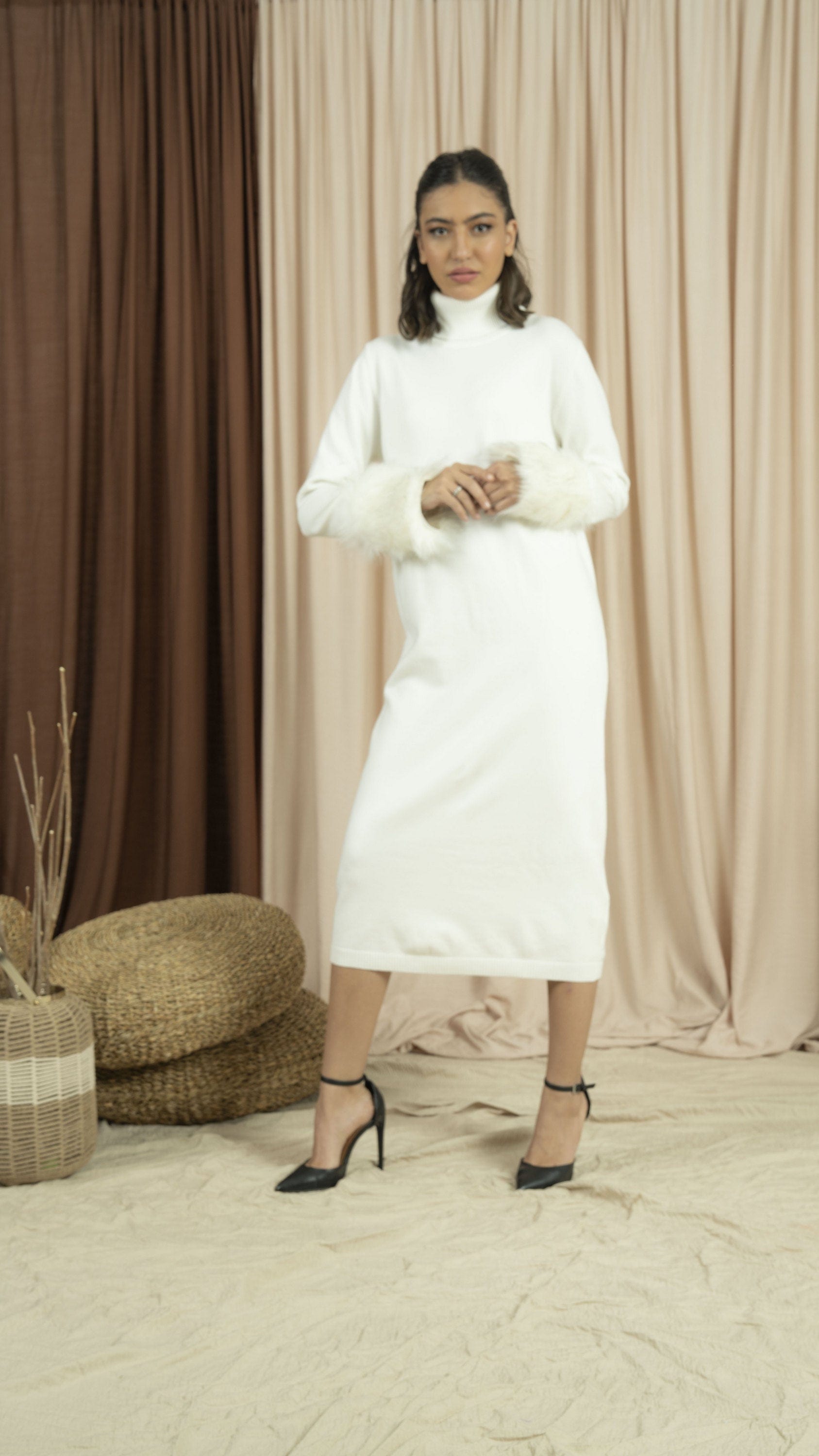 نتشي فستان ميدي بأكمام طويلة مزينة بفرو