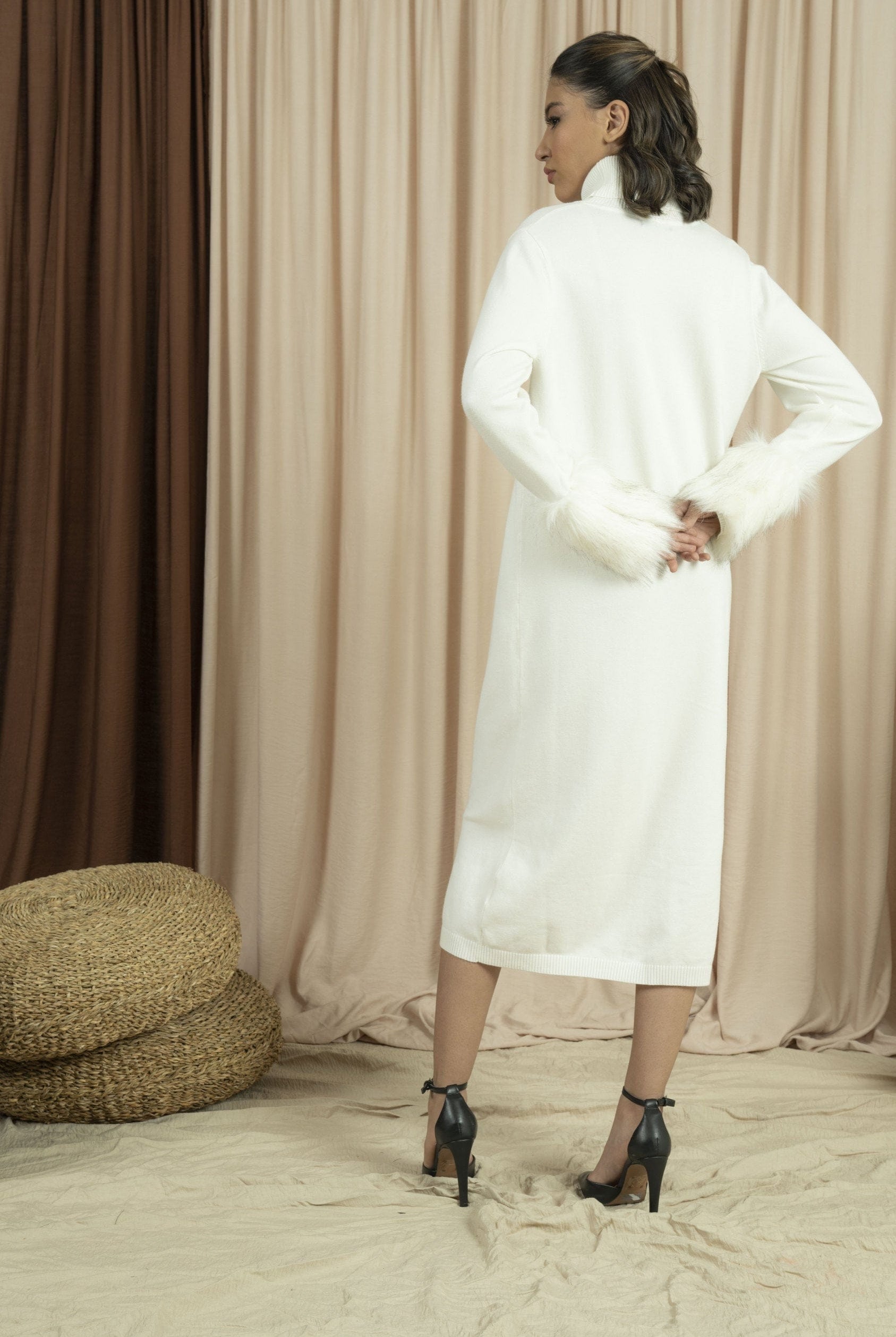 نتشي فستان ميدي بأكمام طويلة مزينة بفرو