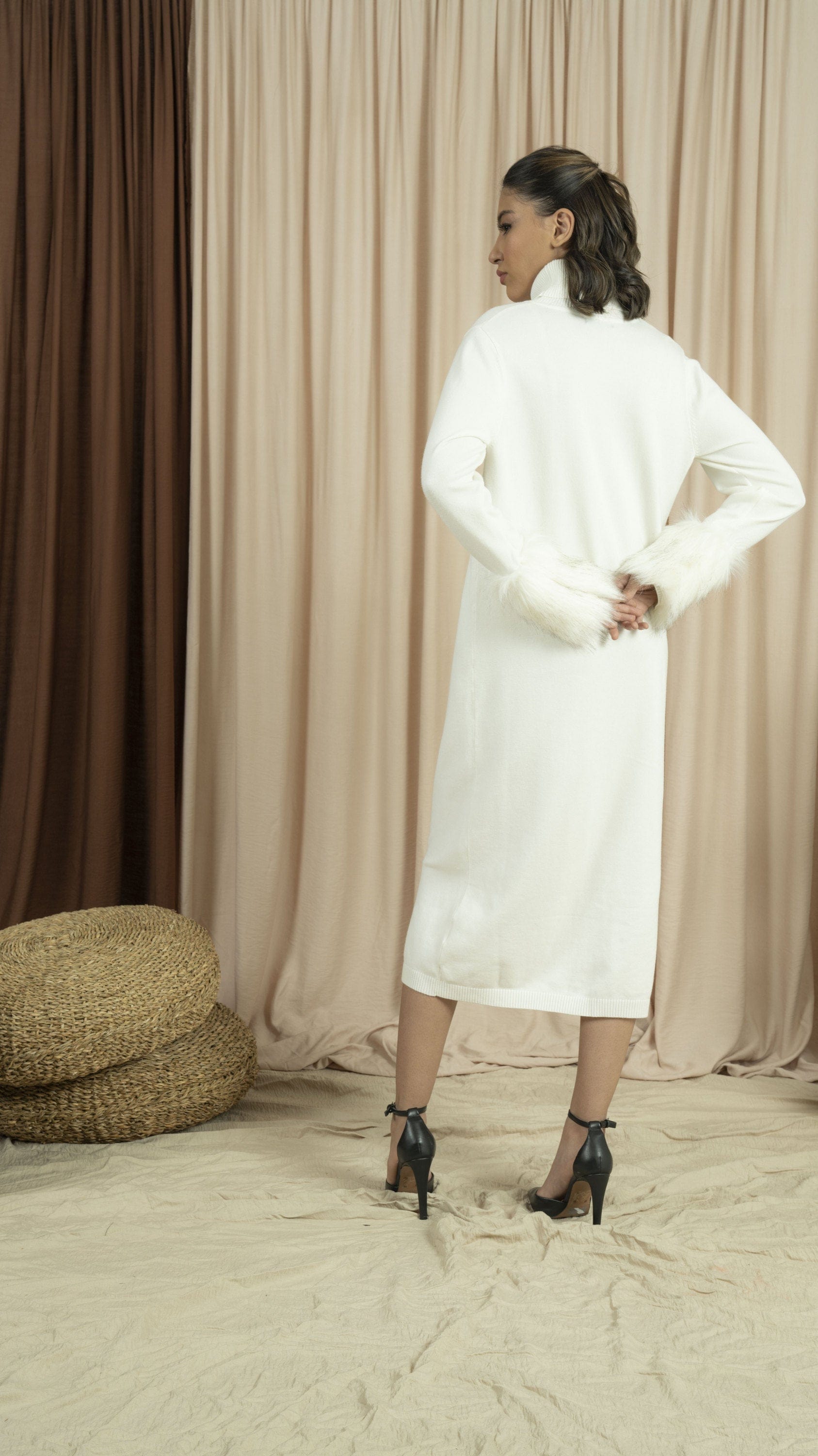 نتشي فستان ميدي بأكمام طويلة مزينة بفرو