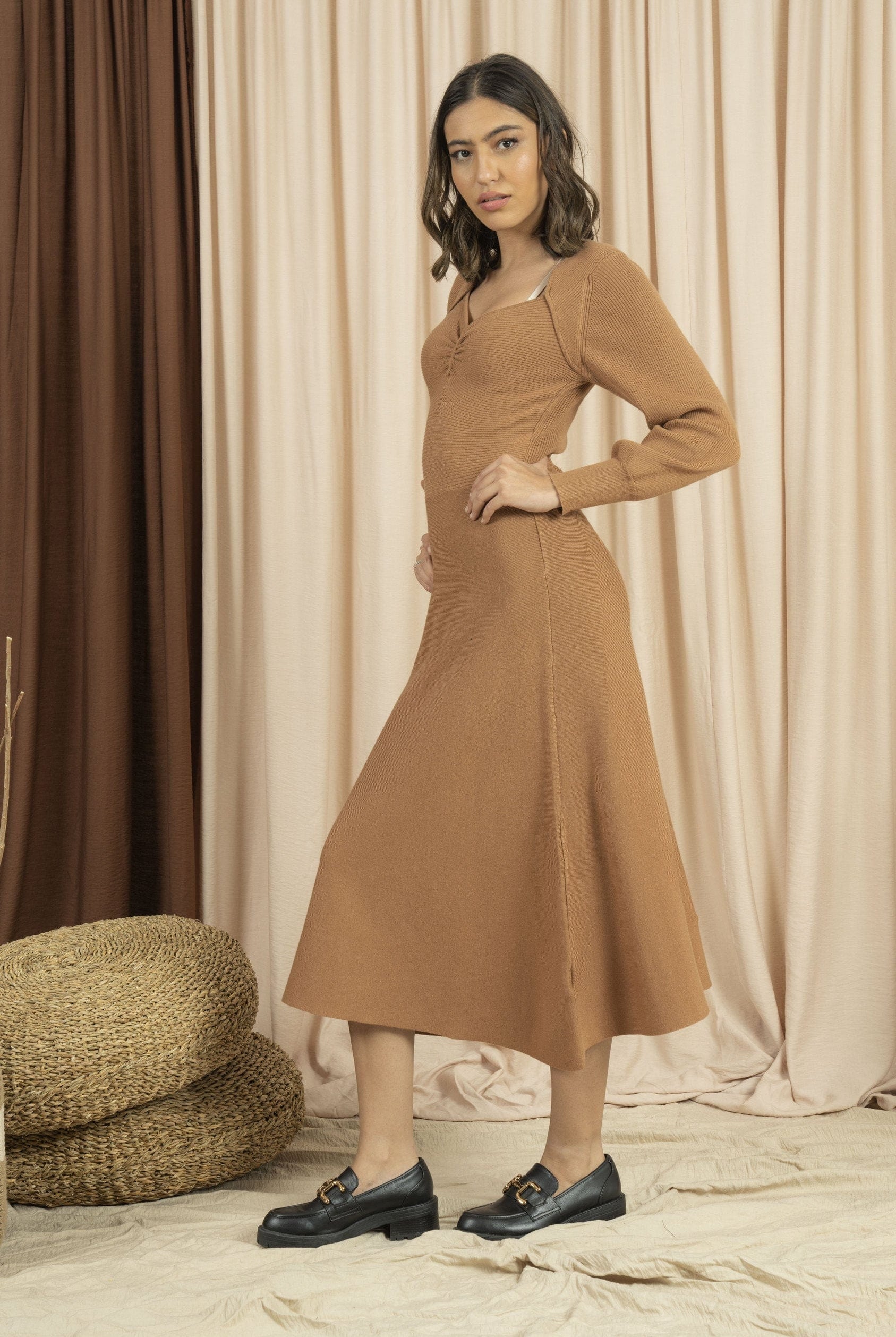 نتشي فستان ميدي بأكمام طويلة منسوج مزموم من الصدر