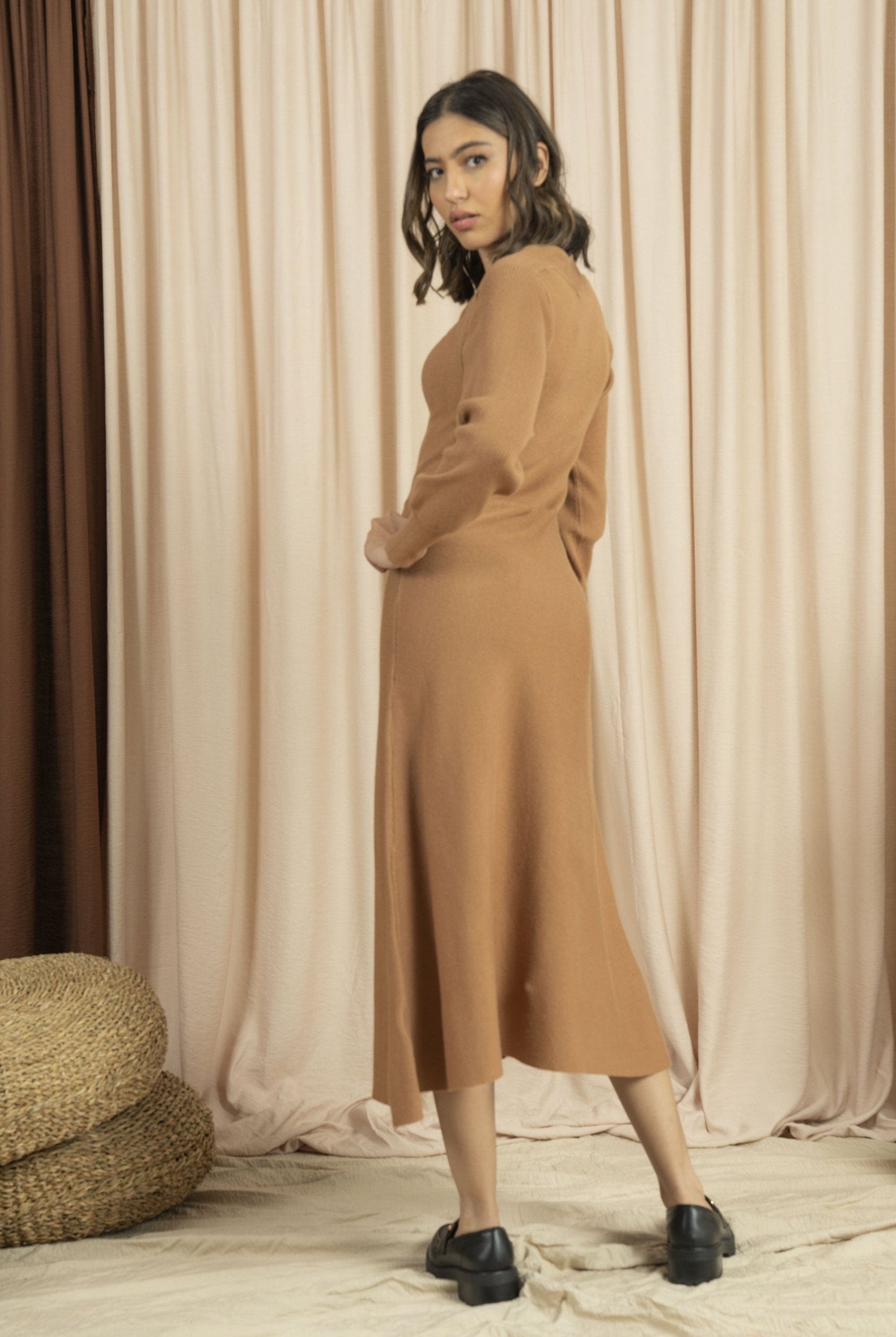 نتشي فستان ميدي بأكمام طويلة منسوج مزموم من الصدر