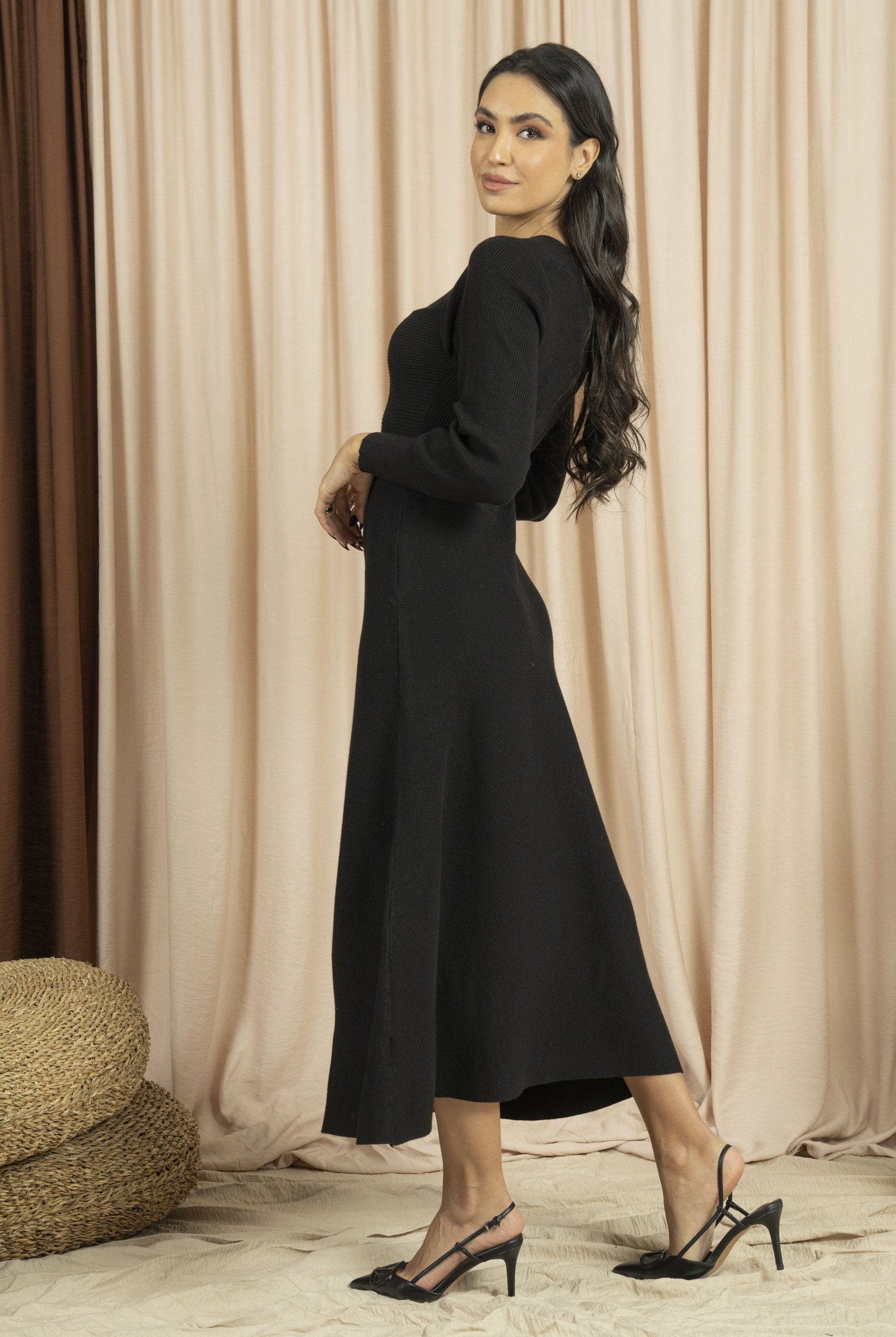 نتشي فستان ميدي بأكمام طويلة منسوج مزموم من الصدر