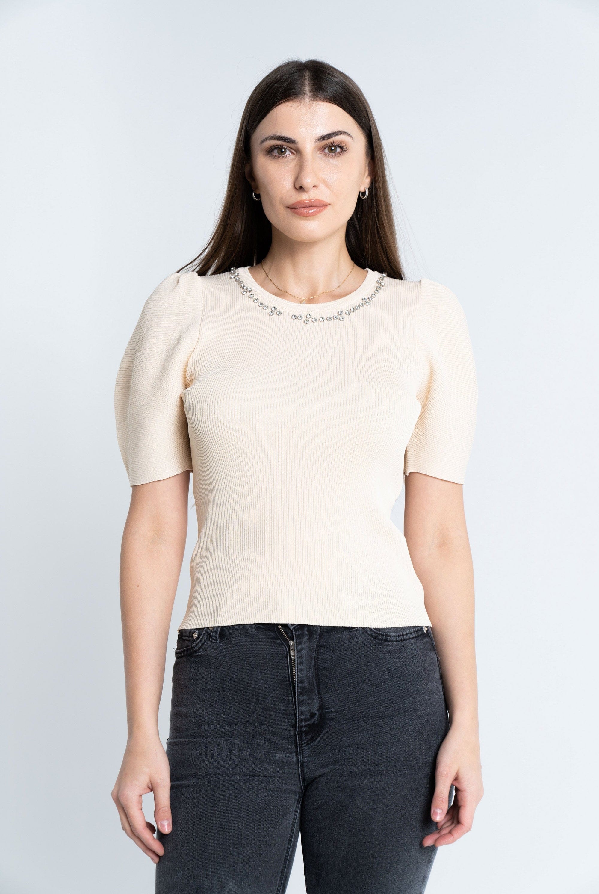 نتشي توب مضلع كم قصير بف بتطريز على الياقة نسائي