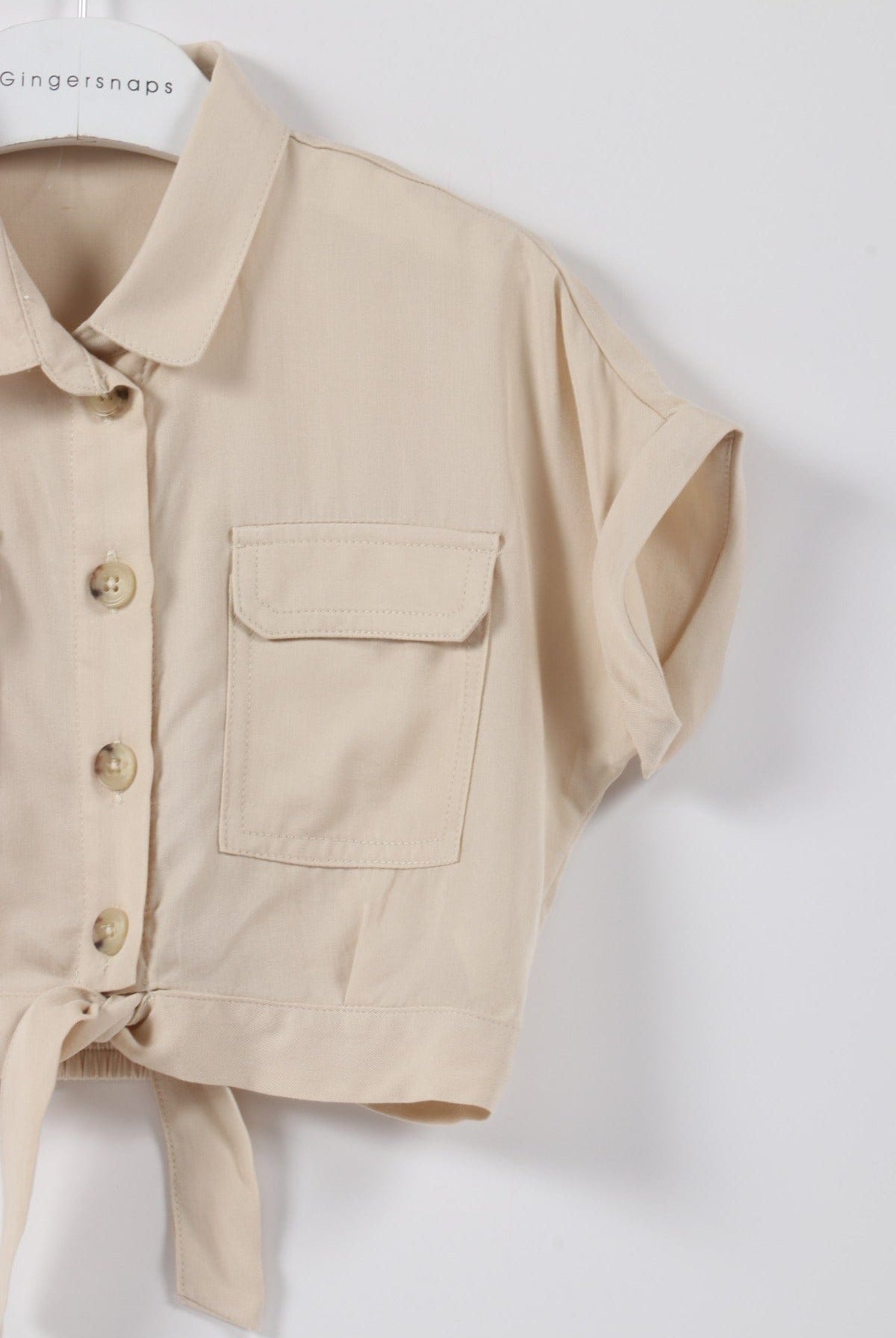 جينجرسنابس بلوزة بناتي نص بطن بجيوب أمامية كم قصير بناتي كاكي فاتح