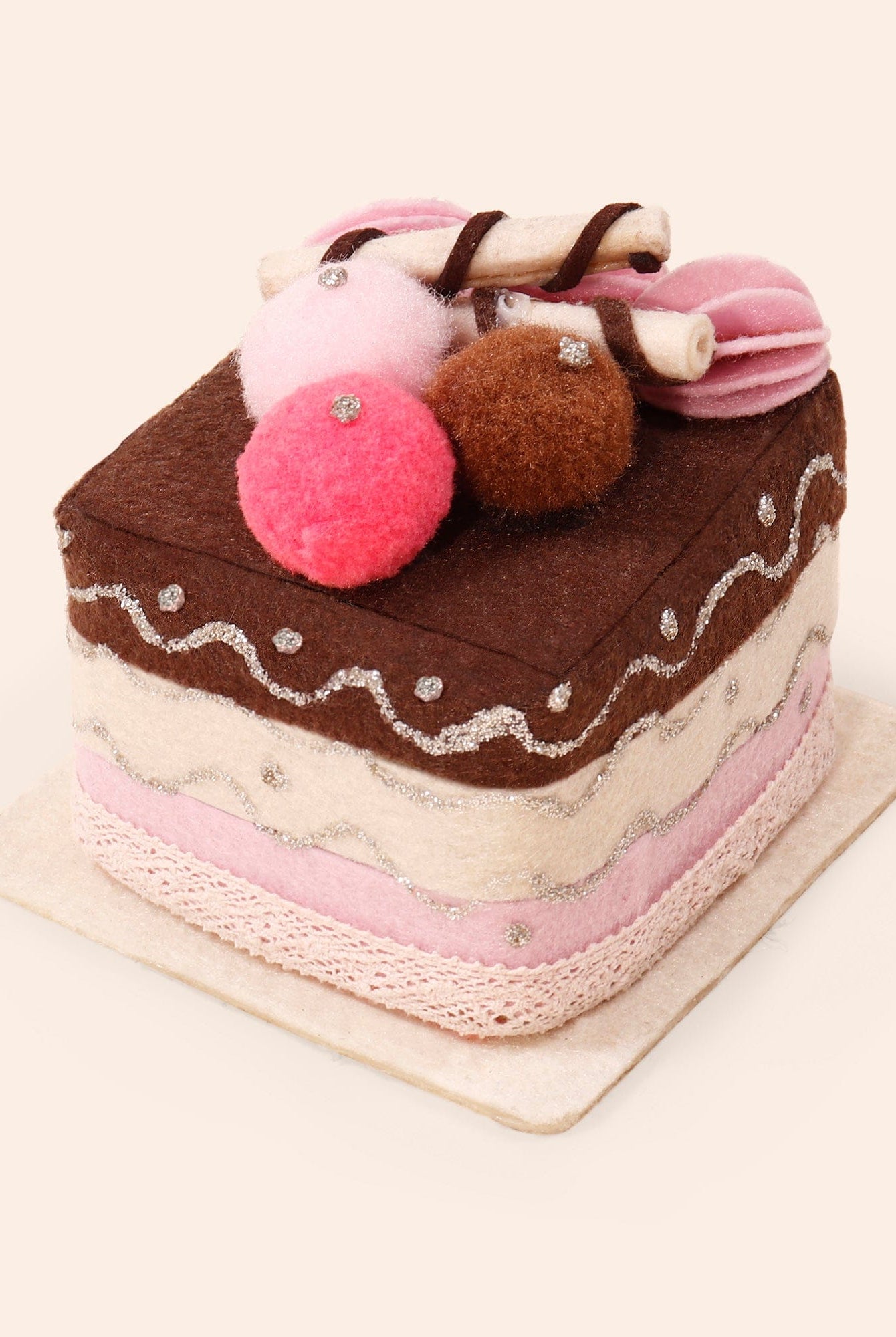 جينجرسنابس قطعة كيك لعبة أطفال مزينة بطبقات متعدد الألوان