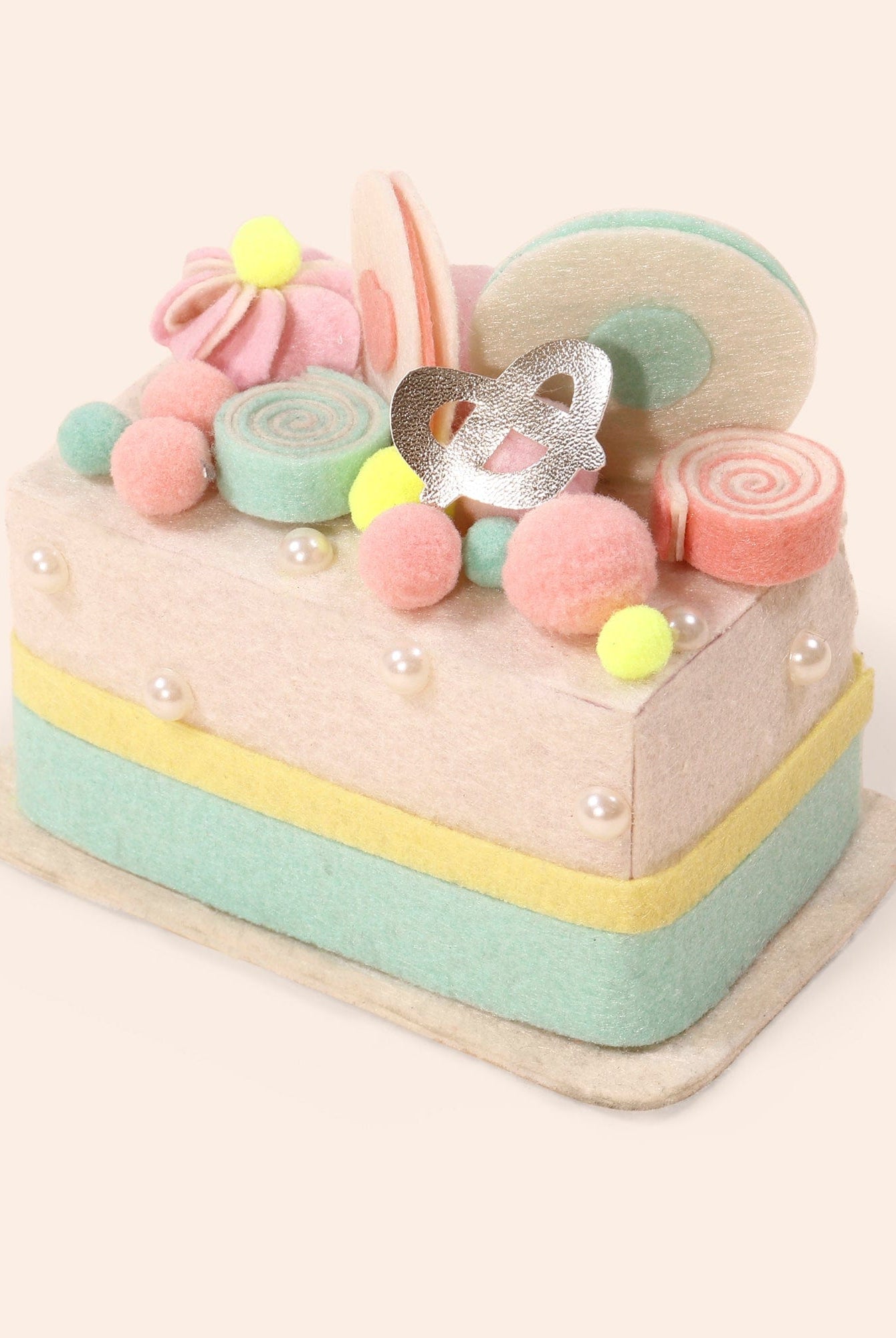 جينجرسنابس لعبة أطفال على شكل كيك أبيض مزين باللؤلؤ متعدد الألوان