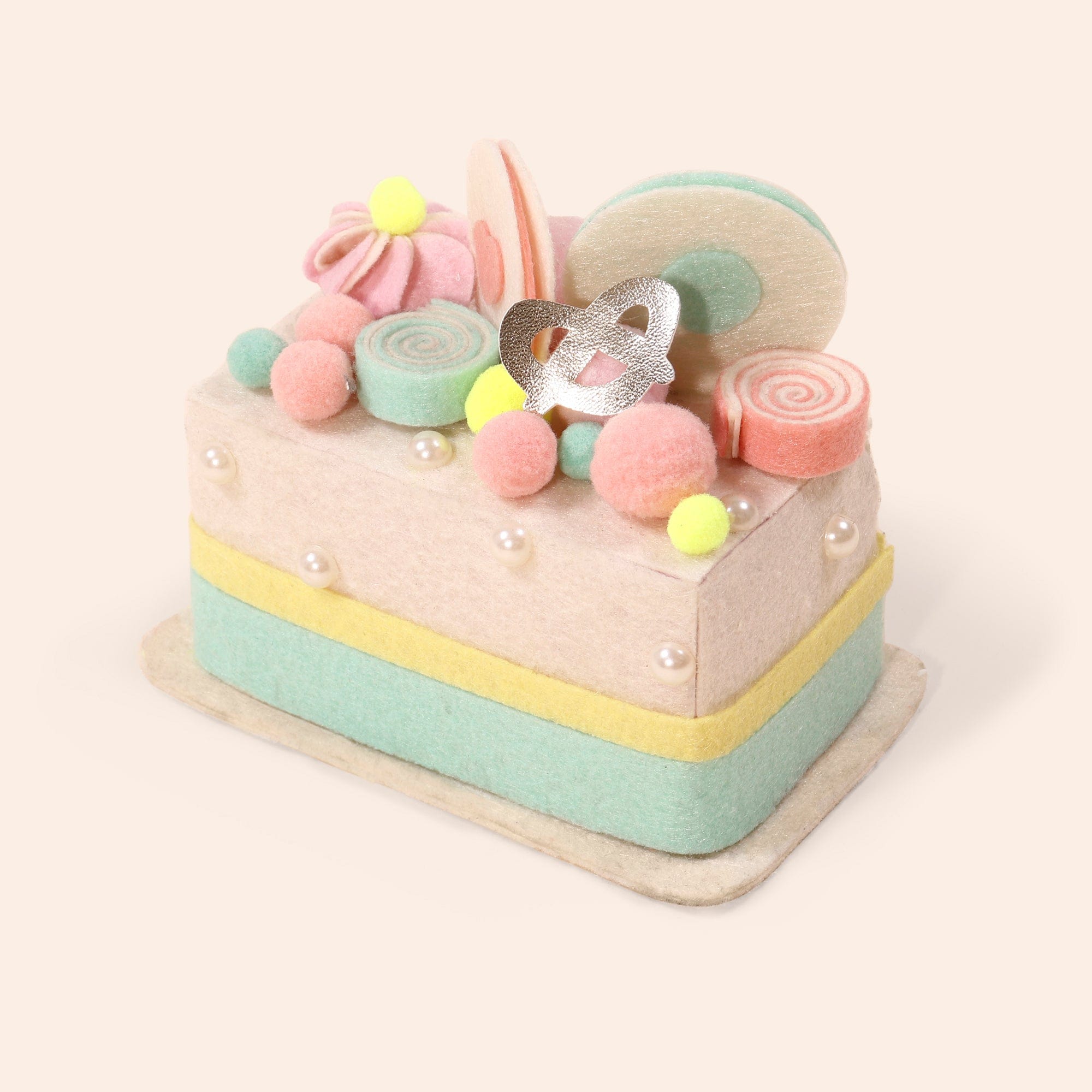 جينجرسنابس لعبة أطفال على شكل كيك أبيض مزين باللؤلؤ متعدد الألوان