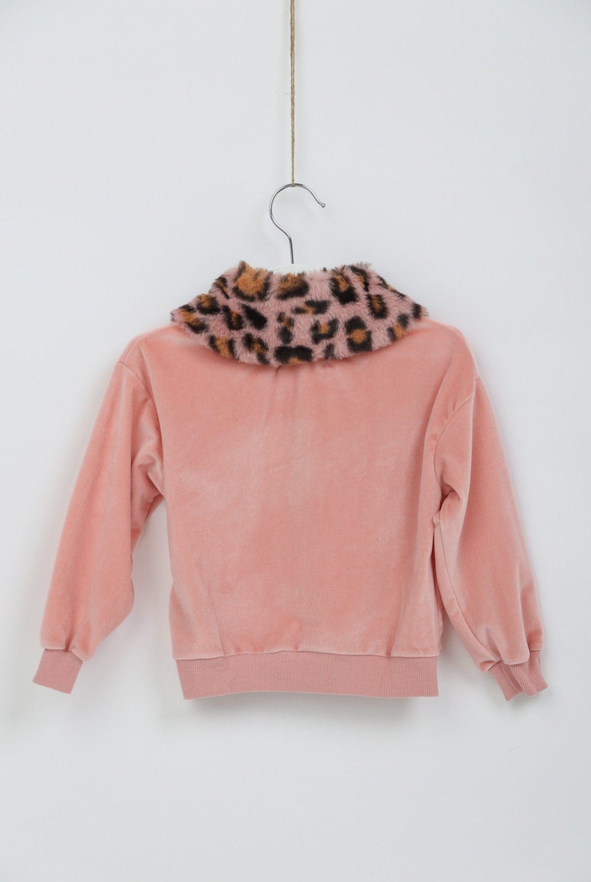 جينجرسنابس بلوفر بياقة فرو بتايجر علي الصدر وردي فاتح