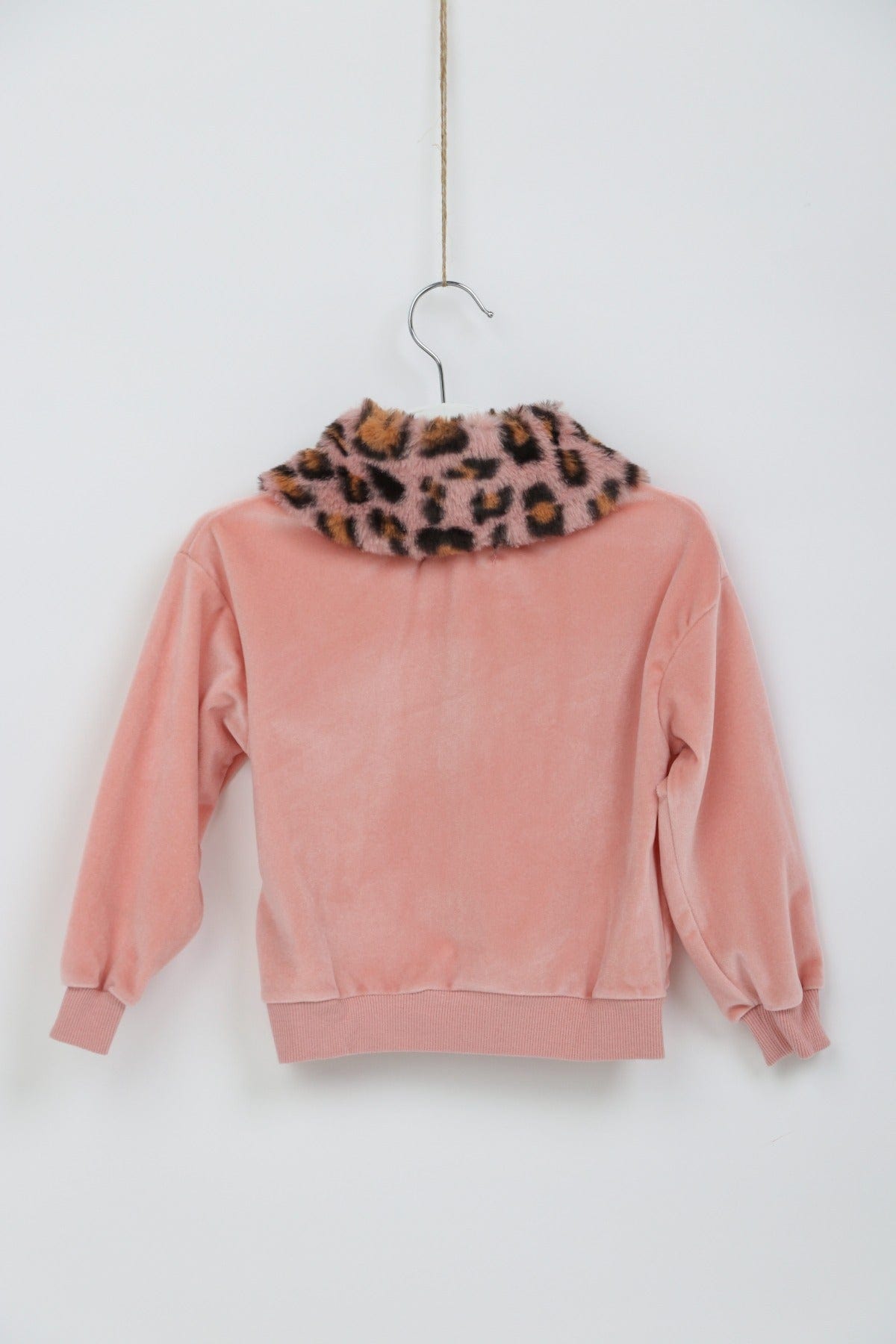 جينجرسنابس بلوفر بياقة فرو بتايجر علي الصدر وردي فاتح