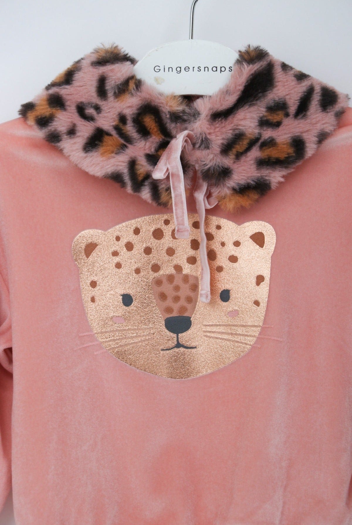 جينجرسنابس بلوفر بياقة فرو بتايجر علي الصدر وردي فاتح