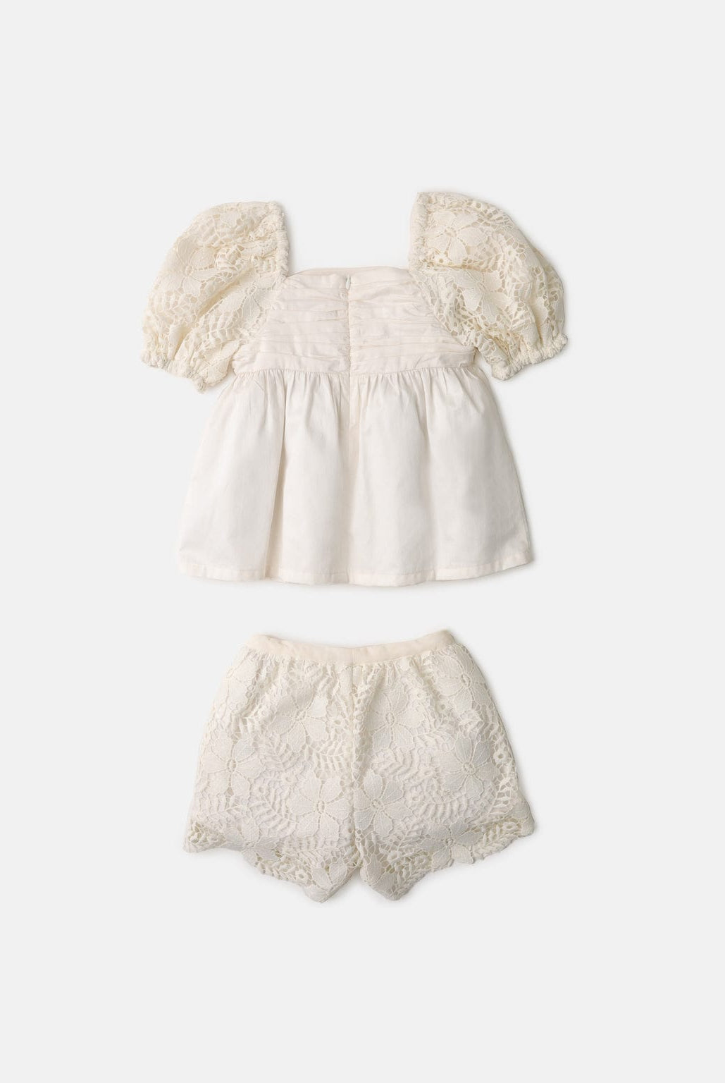 جينجرسنابس طقم بناتي شورت وبلوزة بياقة مربعة نص كم بف أبيض