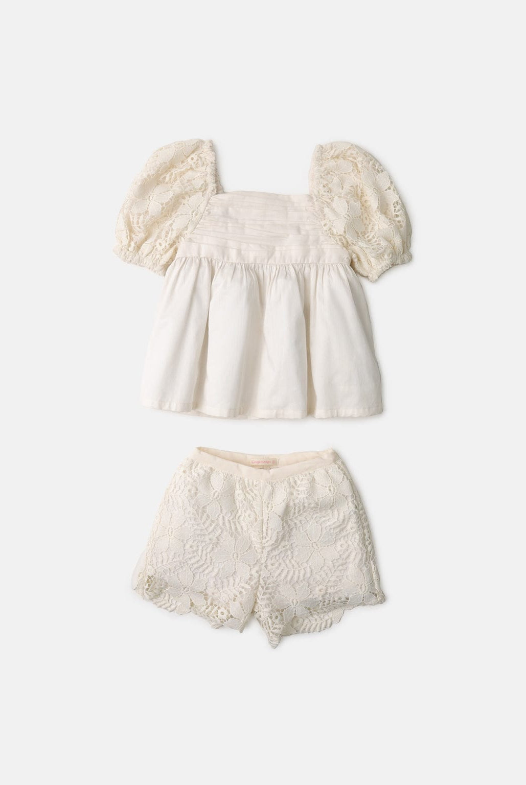 جينجرسنابس طقم بناتي شورت وبلوزة بياقة مربعة نص كم بف أبيض