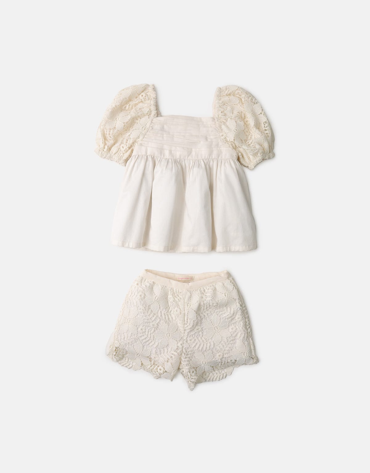 جينجرسنابس طقم بناتي شورت وبلوزة بياقة مربعة نص كم بف أبيض