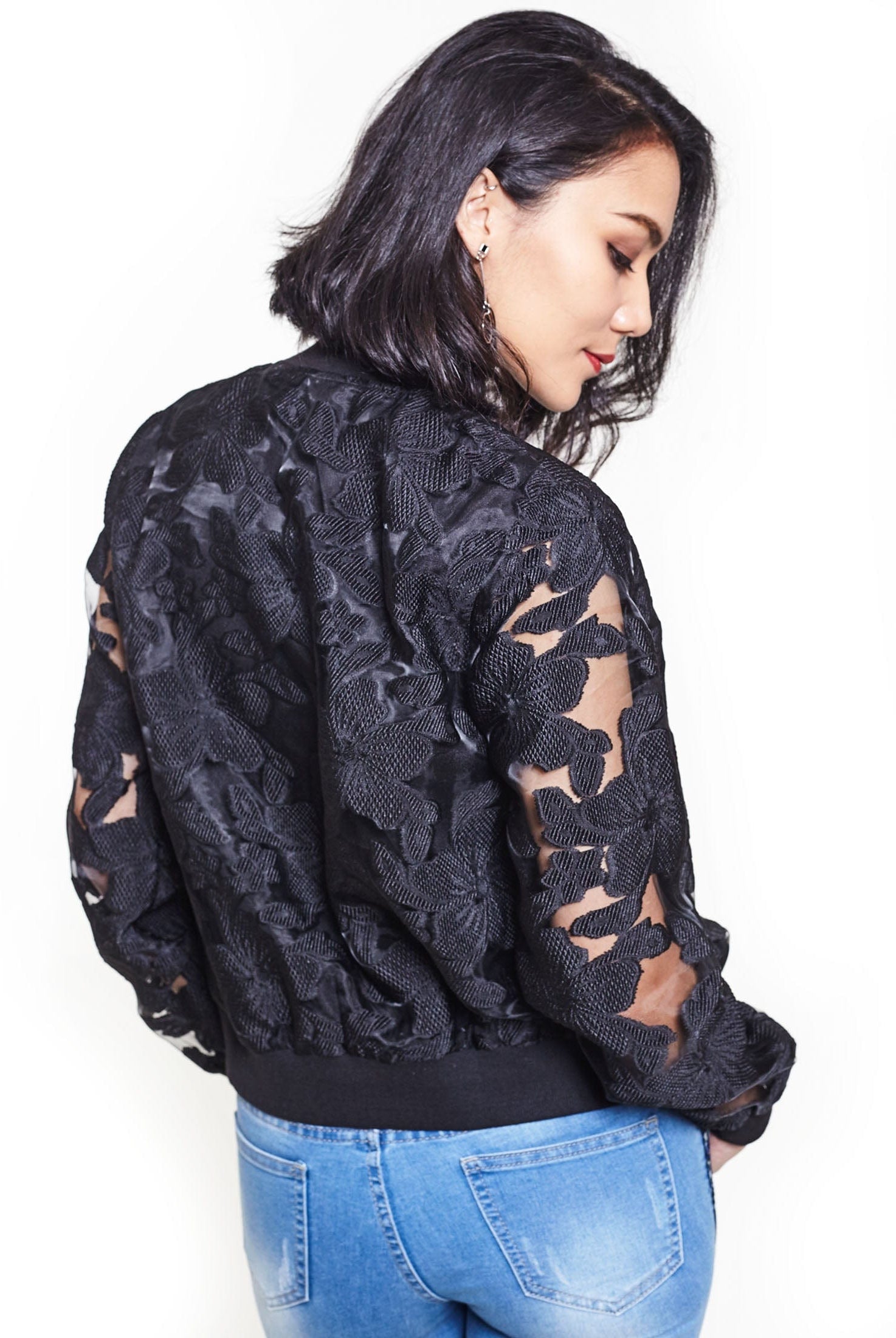 نتشي سترة مخرمة بسحاب بأكمام طويلة