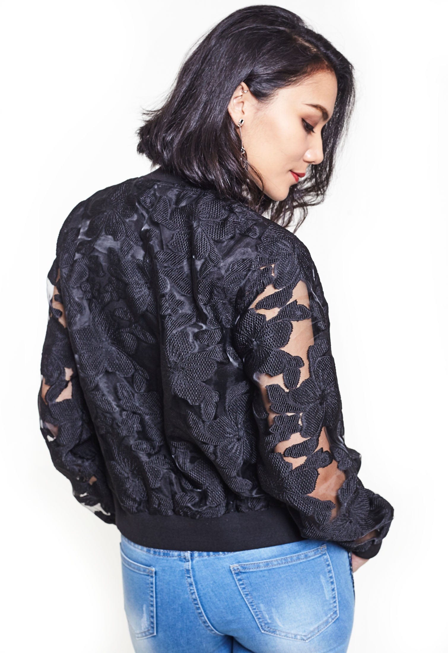 نتشي سترة مخرمة بسحاب بأكمام طويلة