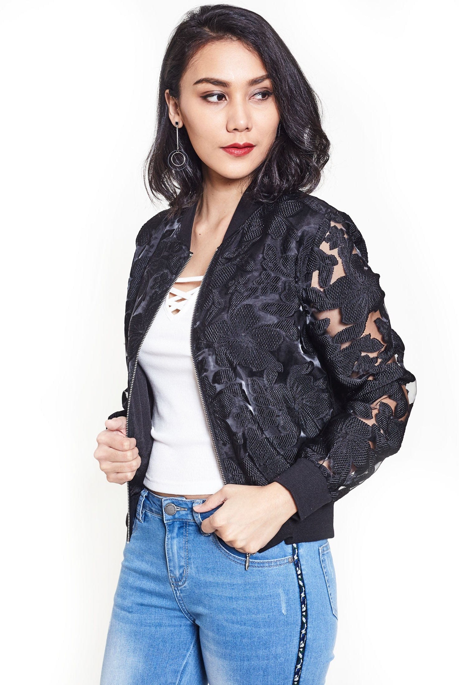 نتشي سترة مخرمة بسحاب بأكمام طويلة