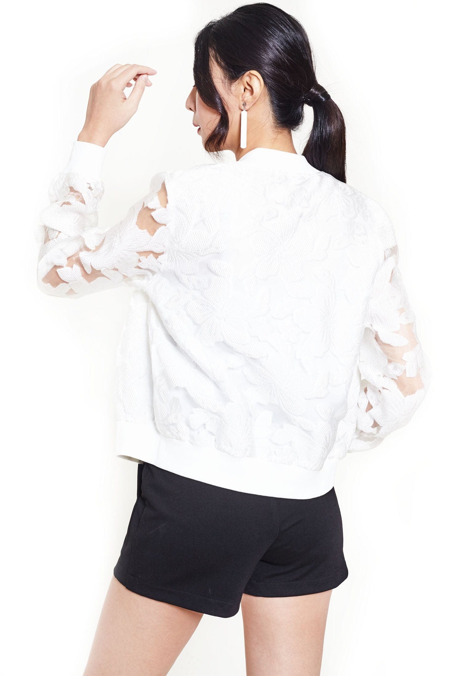 نتشي سترة مخرمة بسحاب بأكمام طويلة