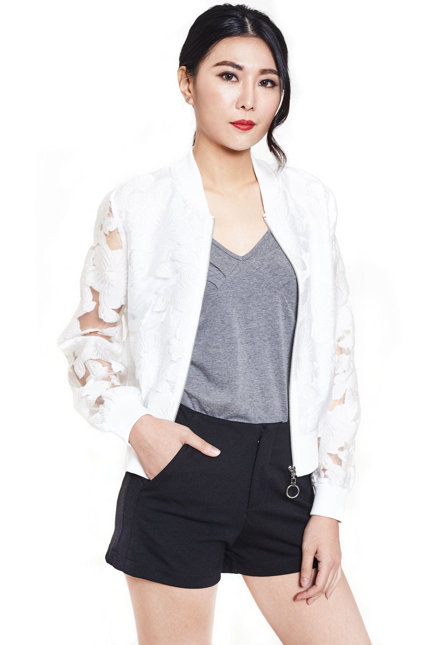 نتشي سترة مخرمة بسحاب بأكمام طويلة