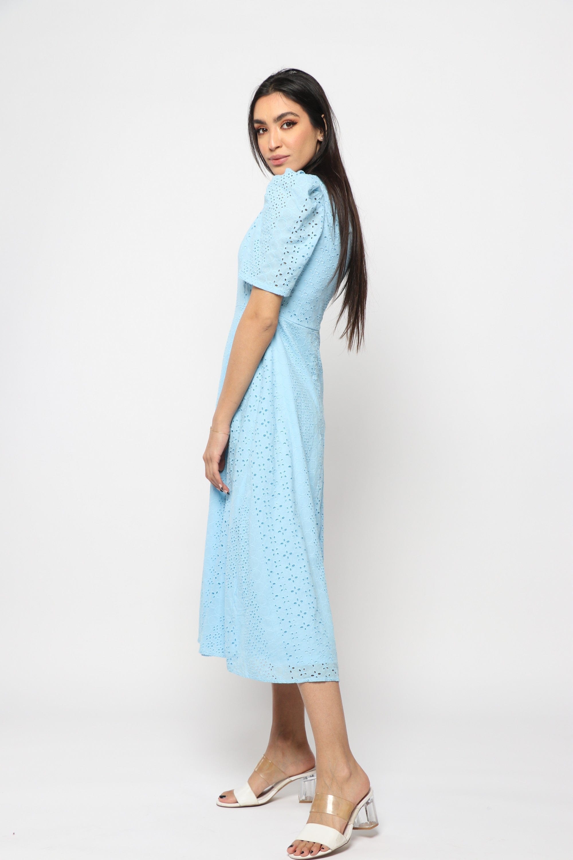 نتشي فستان بأكمام قصيرة من الدانتيل الشفاف