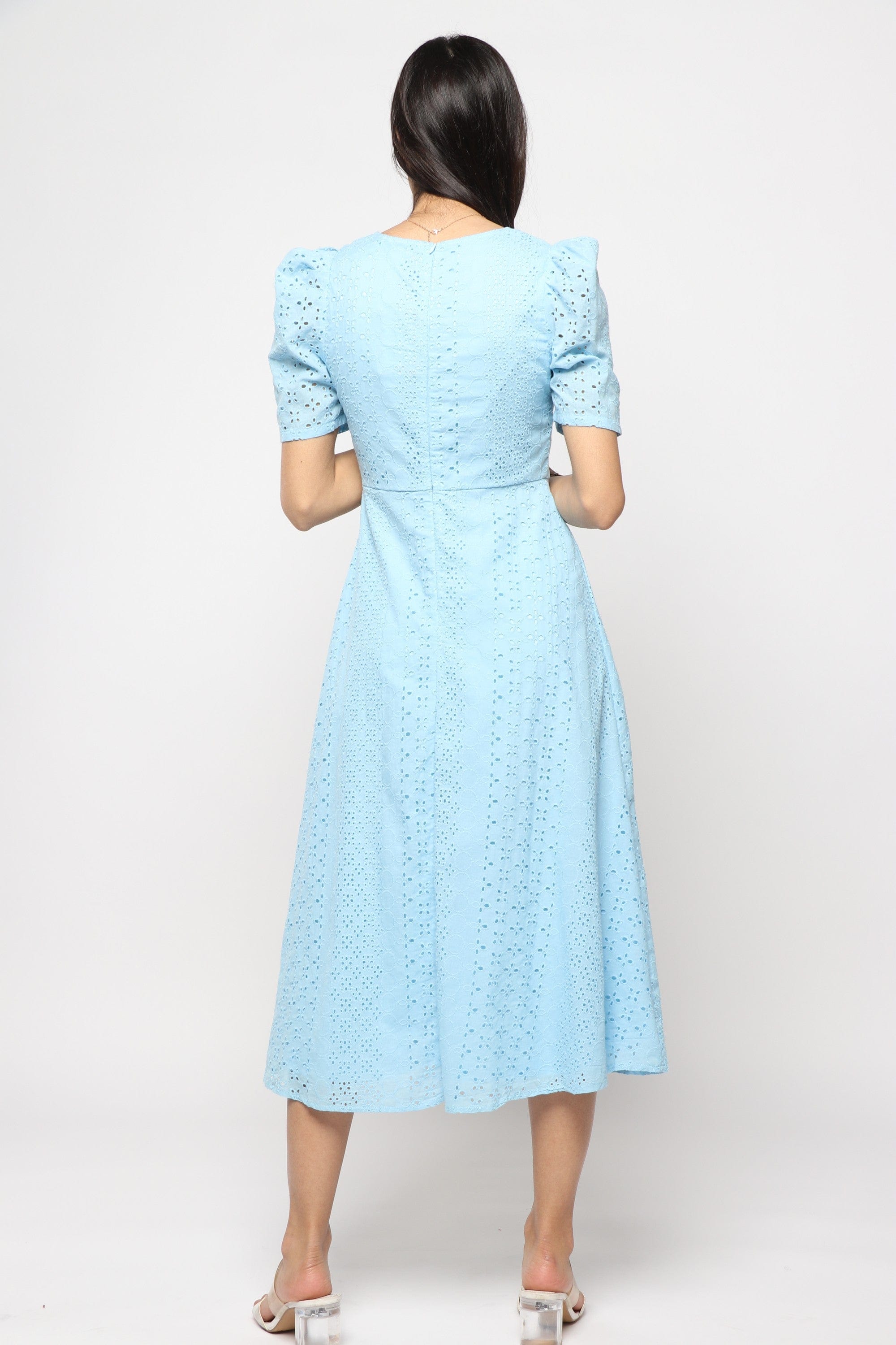 نتشي فستان بأكمام قصيرة من الدانتيل الشفاف