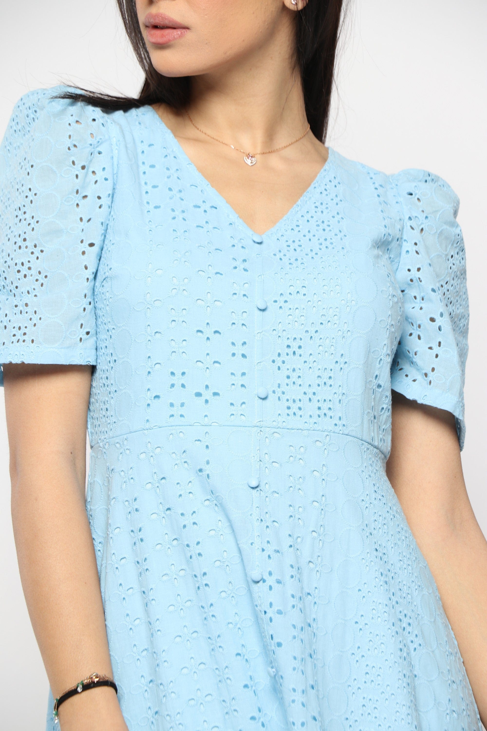 نتشي فستان بأكمام قصيرة من الدانتيل الشفاف