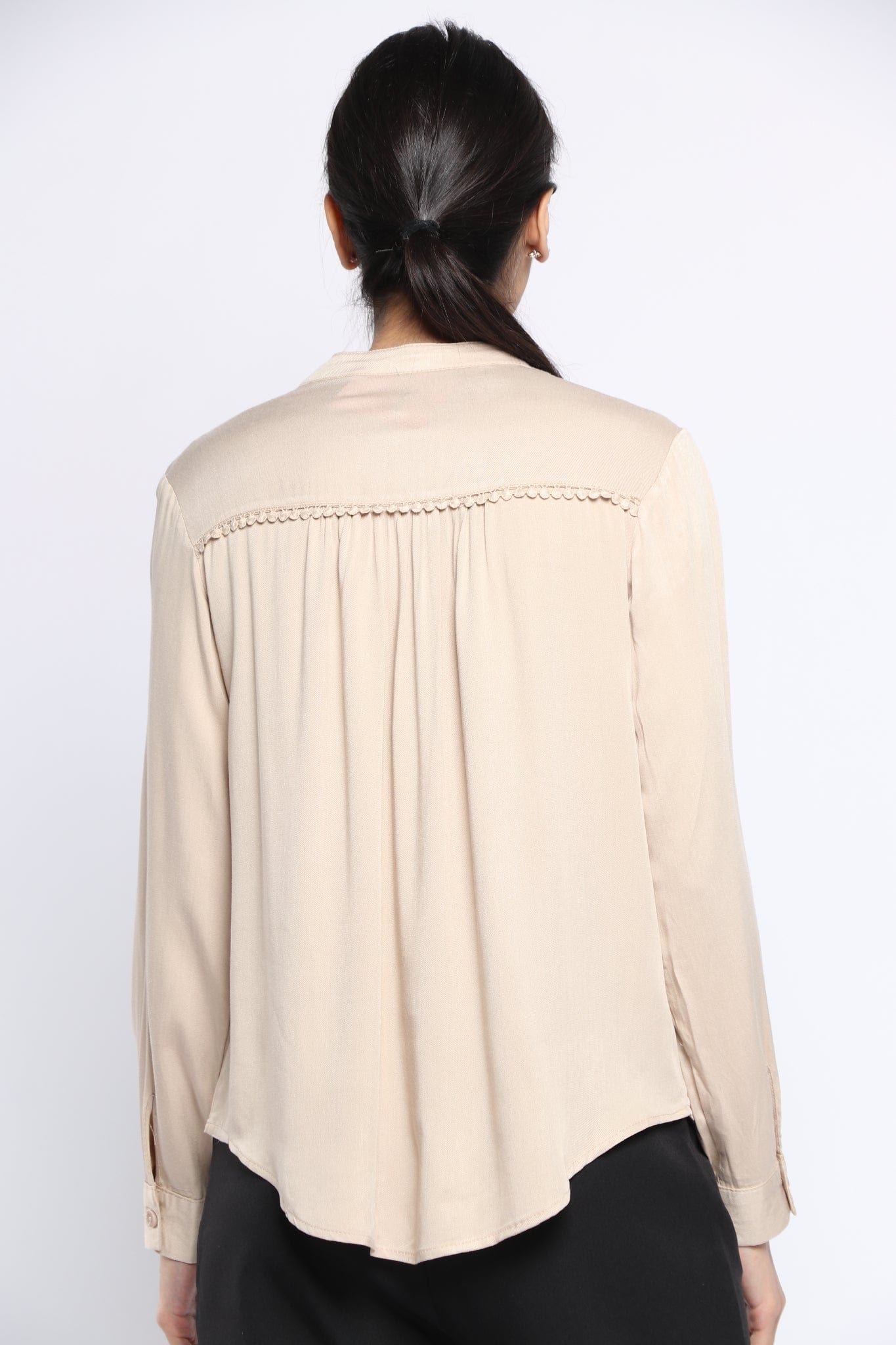 نتشي بلوزة سادة بفتحة سبعة وياقة كم طويل نسائي