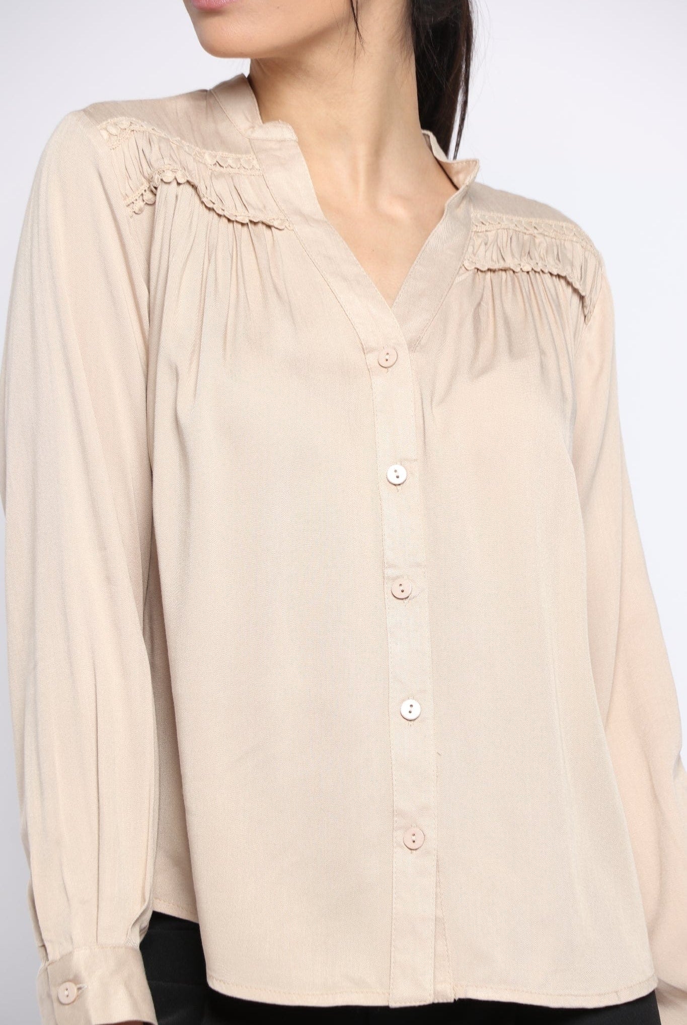 نتشي بلوزة سادة بفتحة سبعة وياقة كم طويل نسائي