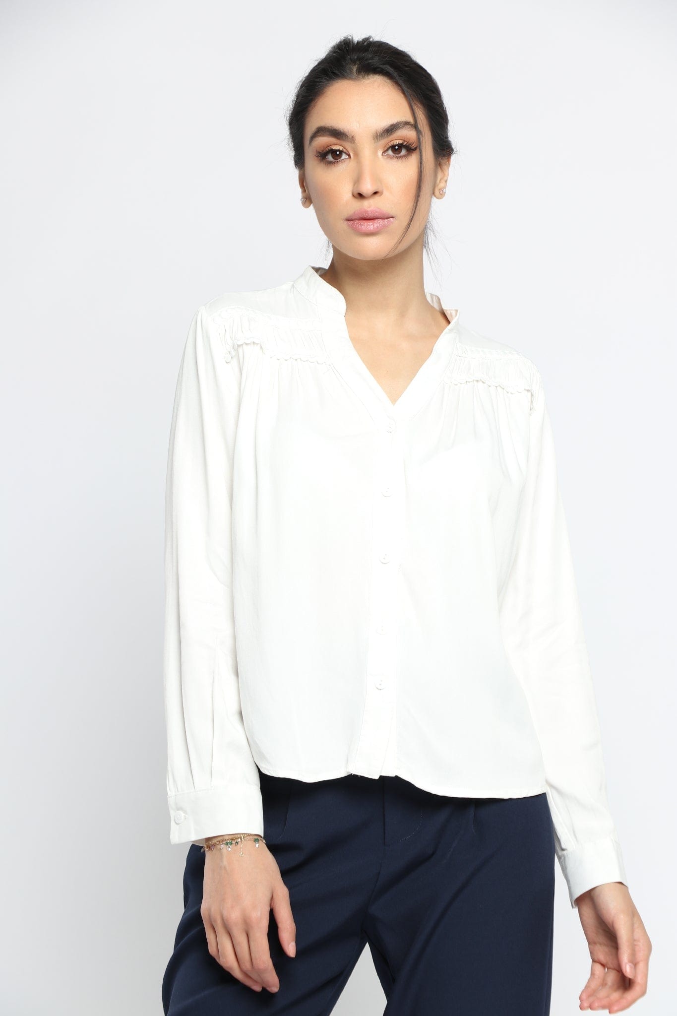 نتشي بلوزة سادة بفتحة سبعة وياقة كم طويل نسائي