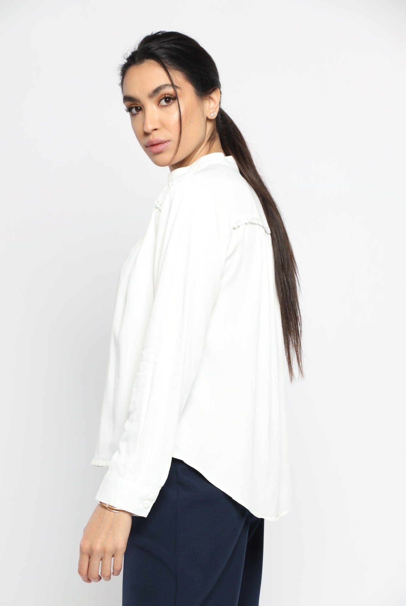 نتشي بلوزة سادة بفتحة سبعة وياقة كم طويل نسائي