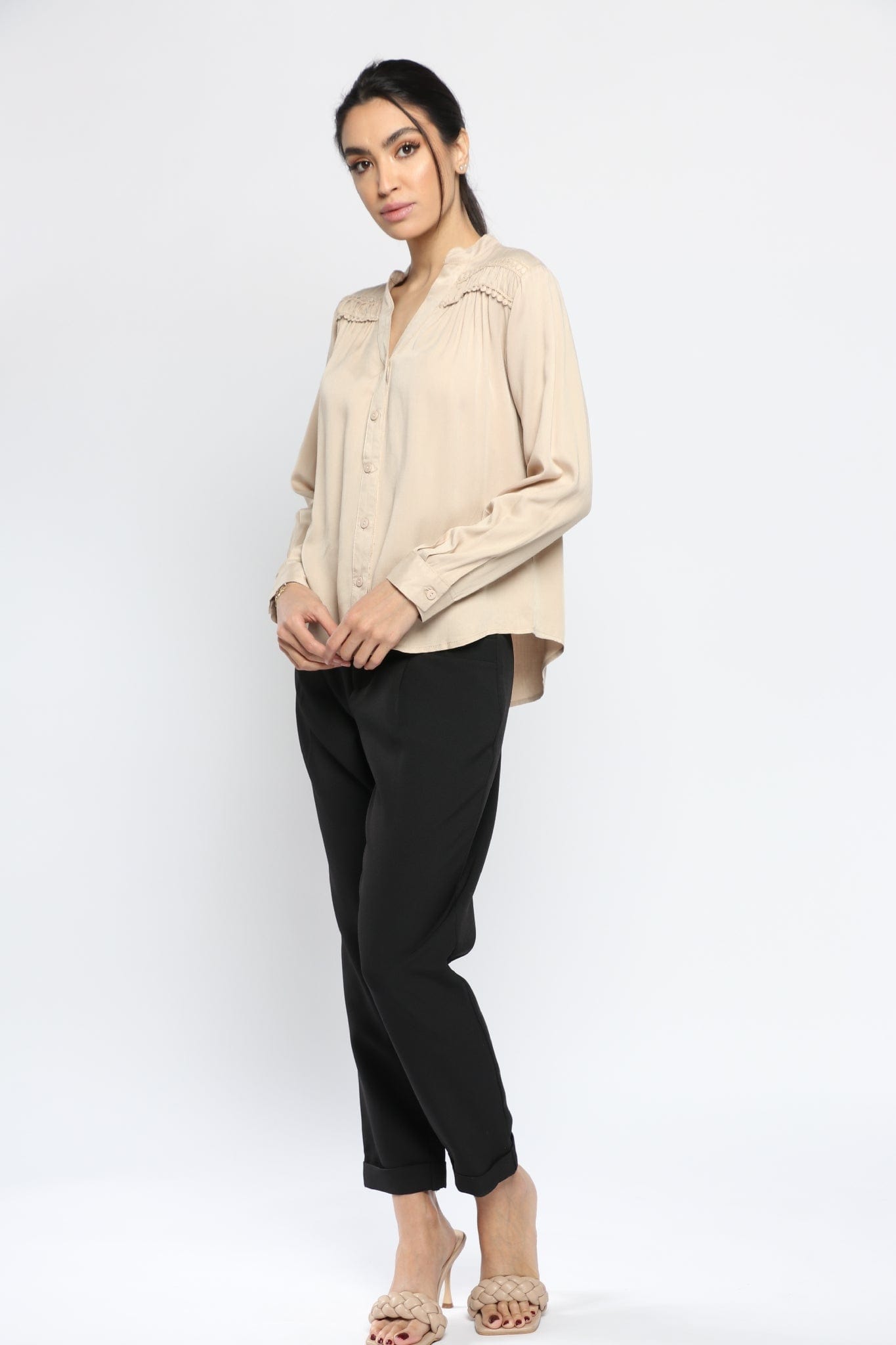 نتشي بلوزة سادة بفتحة سبعة وياقة كم طويل نسائي