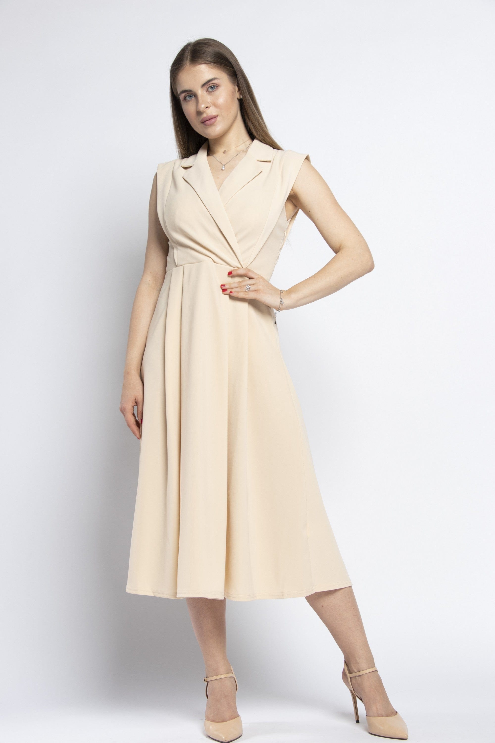 نتشي فستان ميدي بكسرات وياقة عريضة