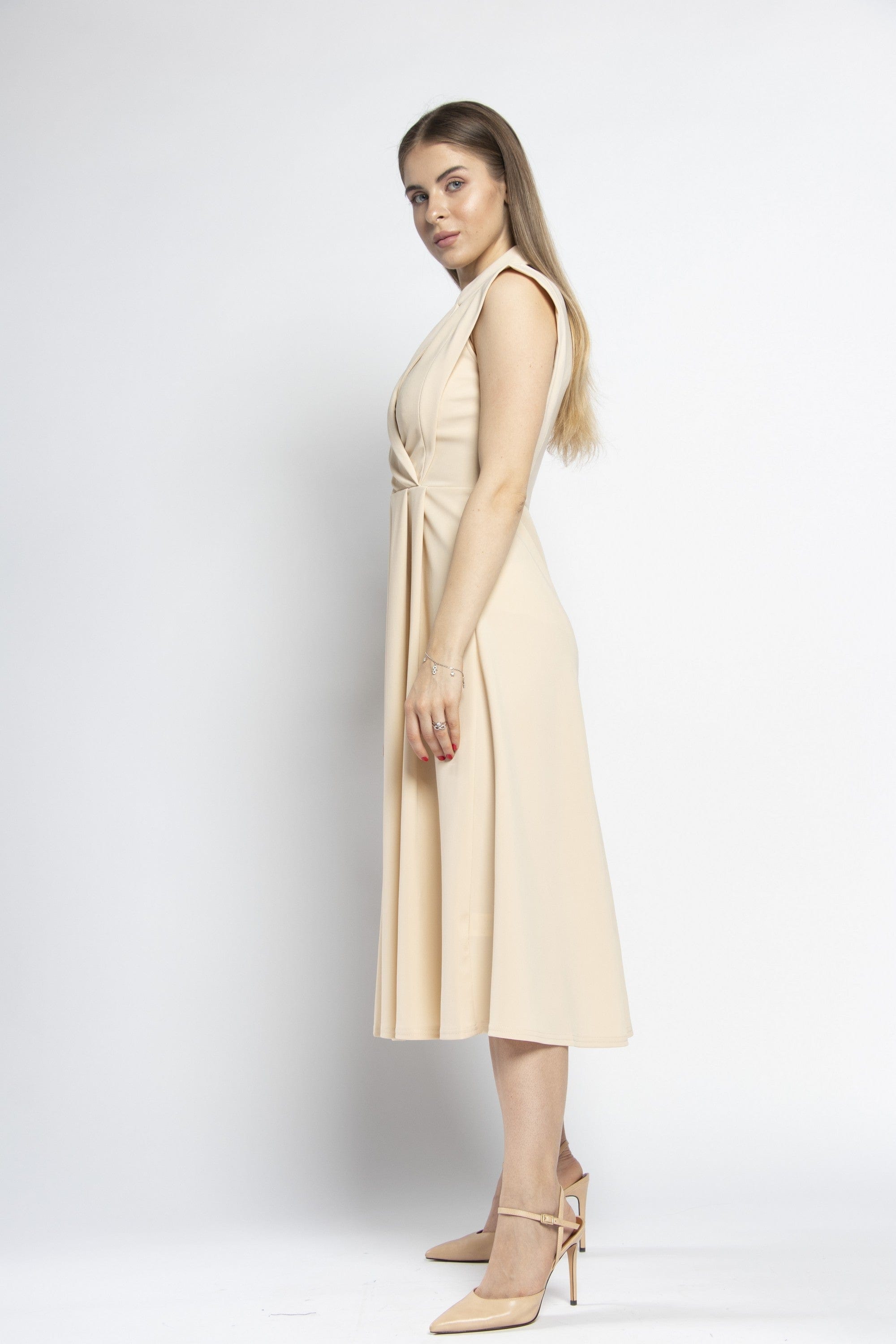 نتشي فستان ميدي بكسرات وياقة عريضة