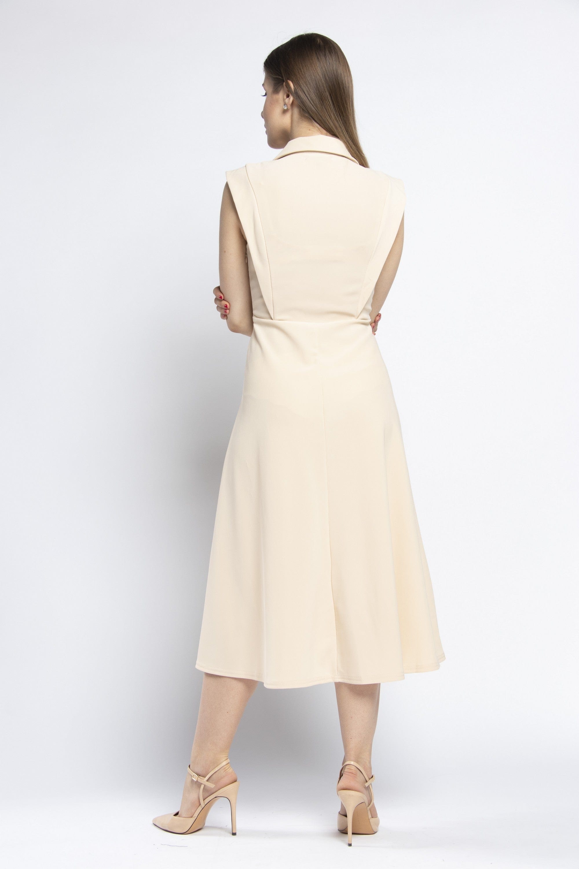 نتشي فستان ميدي بكسرات وياقة عريضة