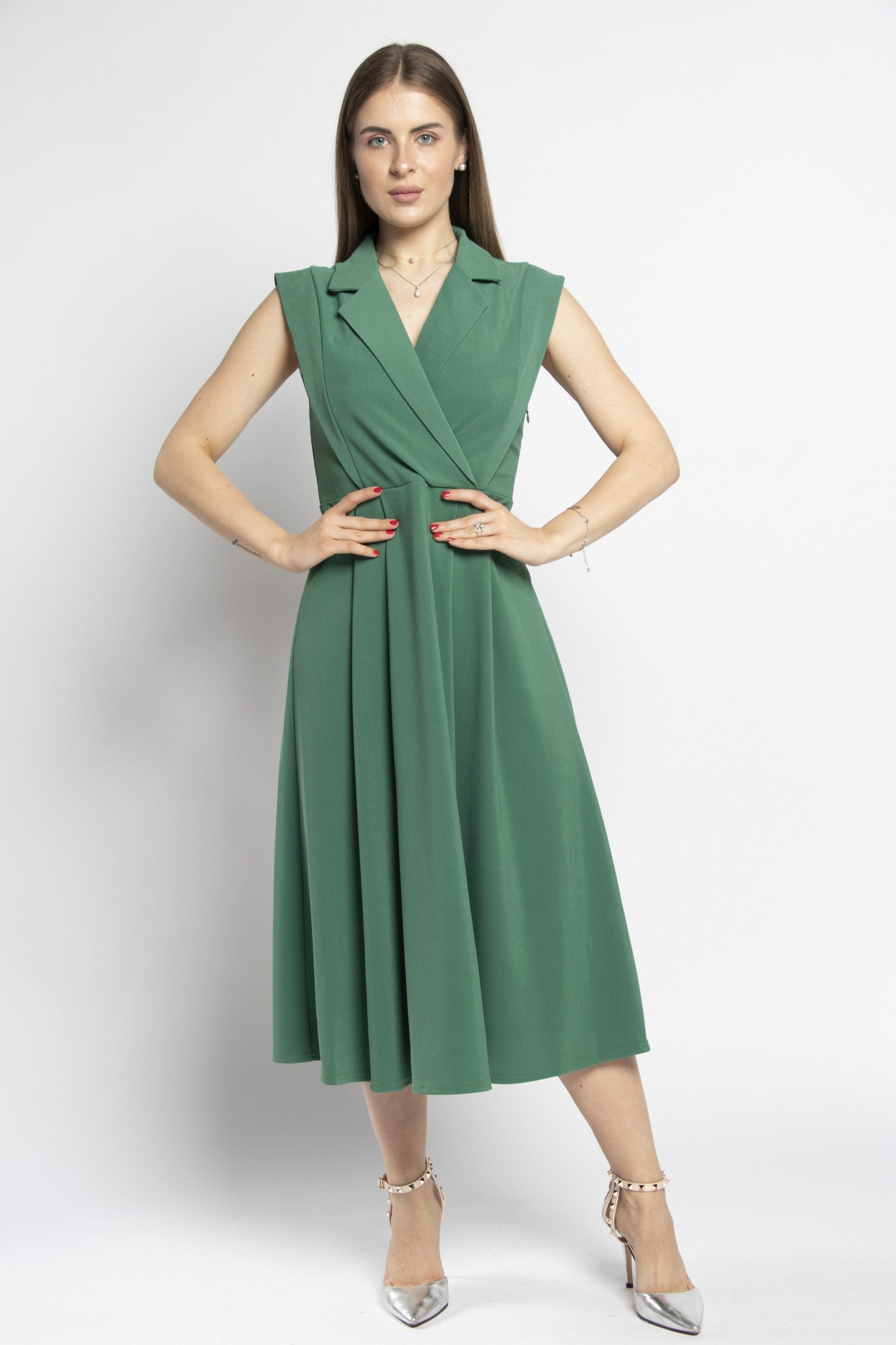 نتشي فستان ميدي بكسرات وياقة عريضة