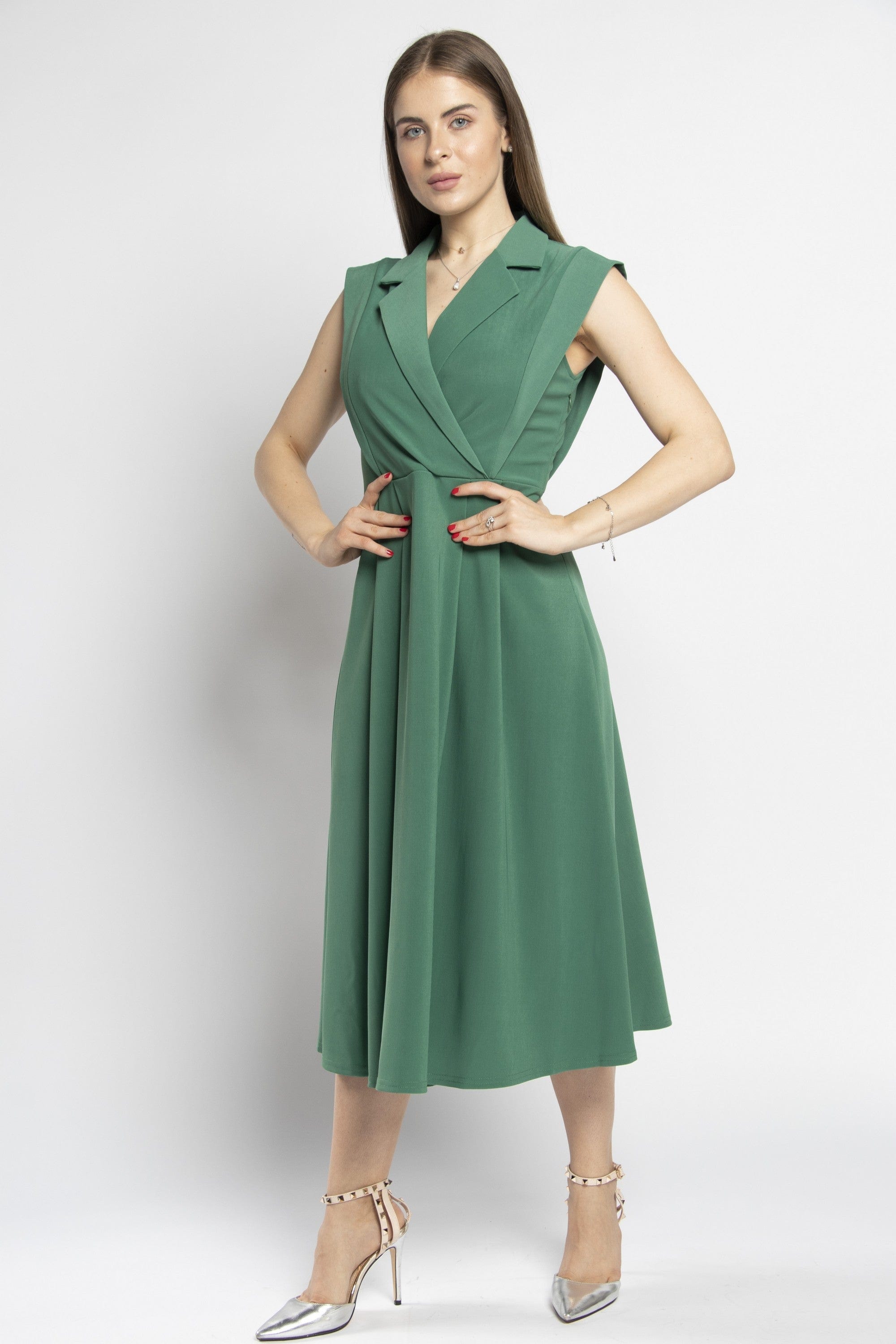 نتشي فستان ميدي بكسرات وياقة عريضة