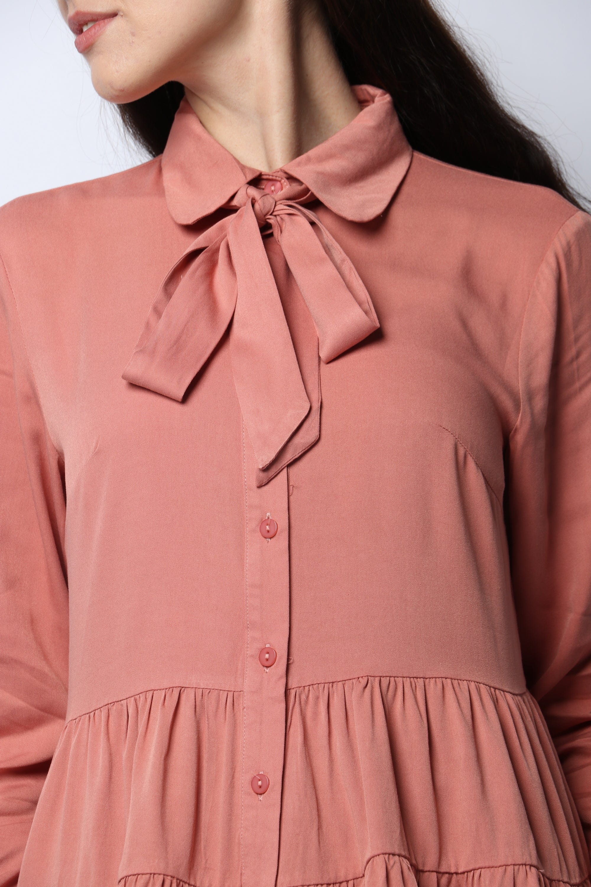 نتشي بلوزة برباط على الرقبة بكشكش من أسفل كم طويل نسائي